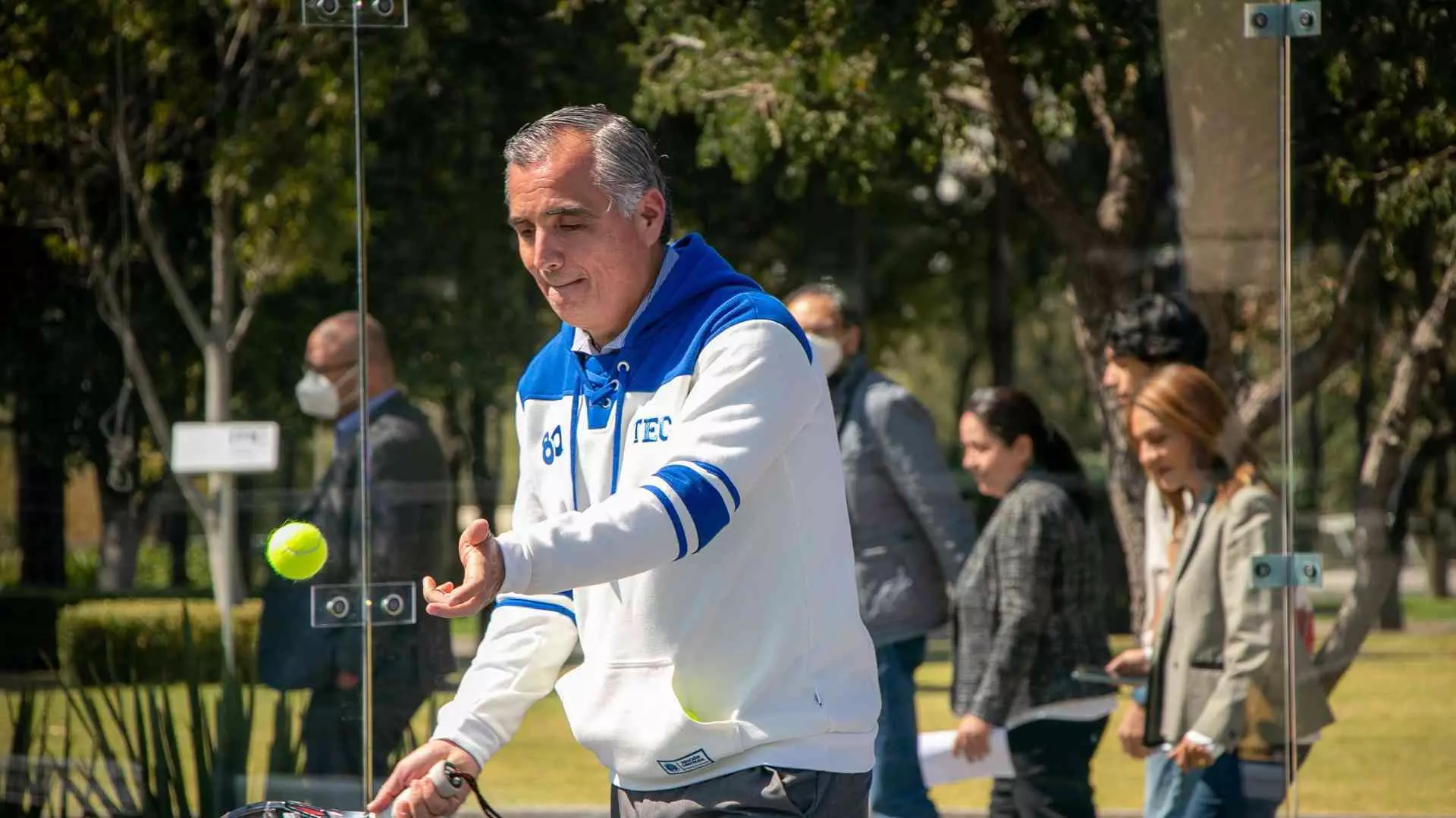 Saque inaugural de la cancha de pádel por parte del director Jorge Rocha
