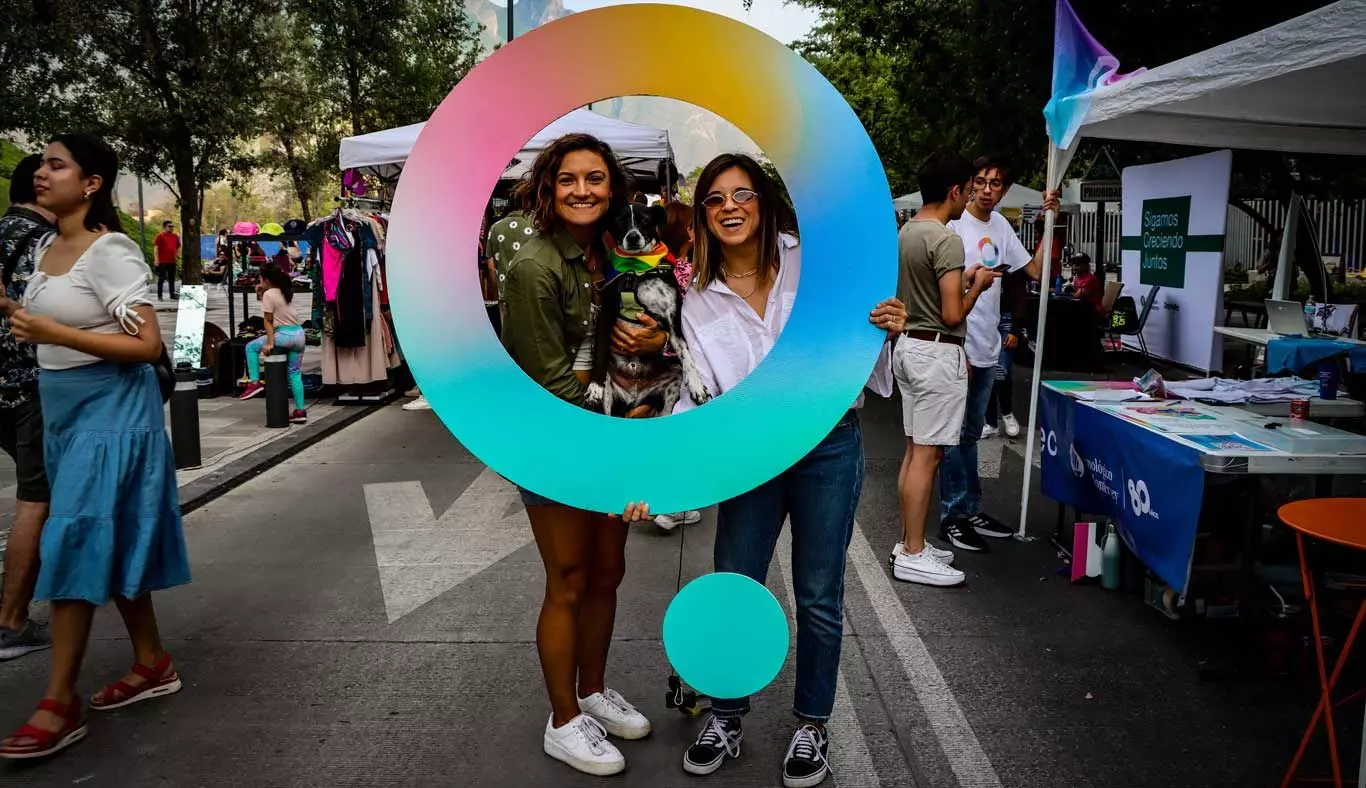 Dos personas con el logo de distritotec.