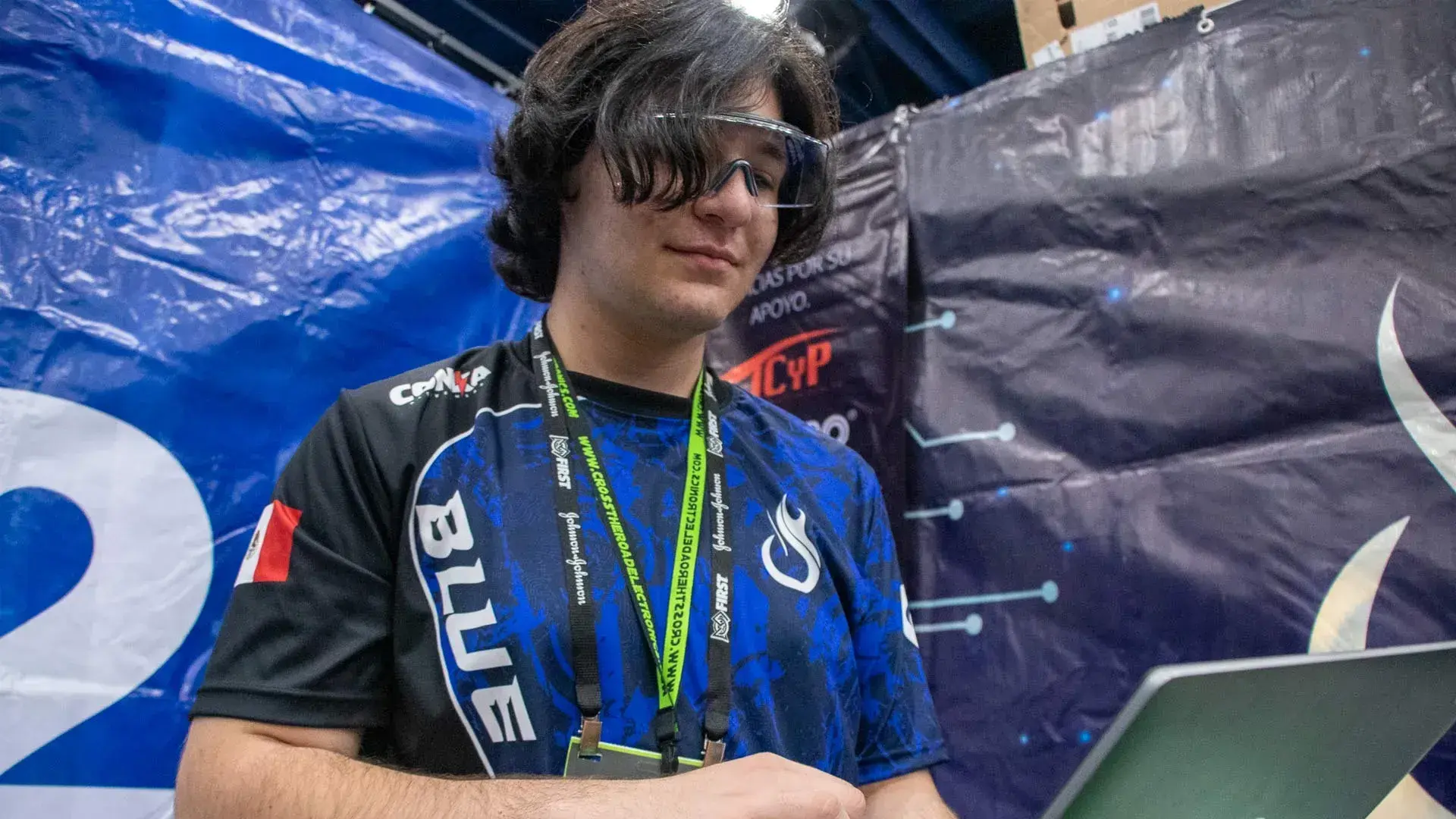 Estudiante de PrepaTec en el mundial de FIRST trabaja en su computadora.
