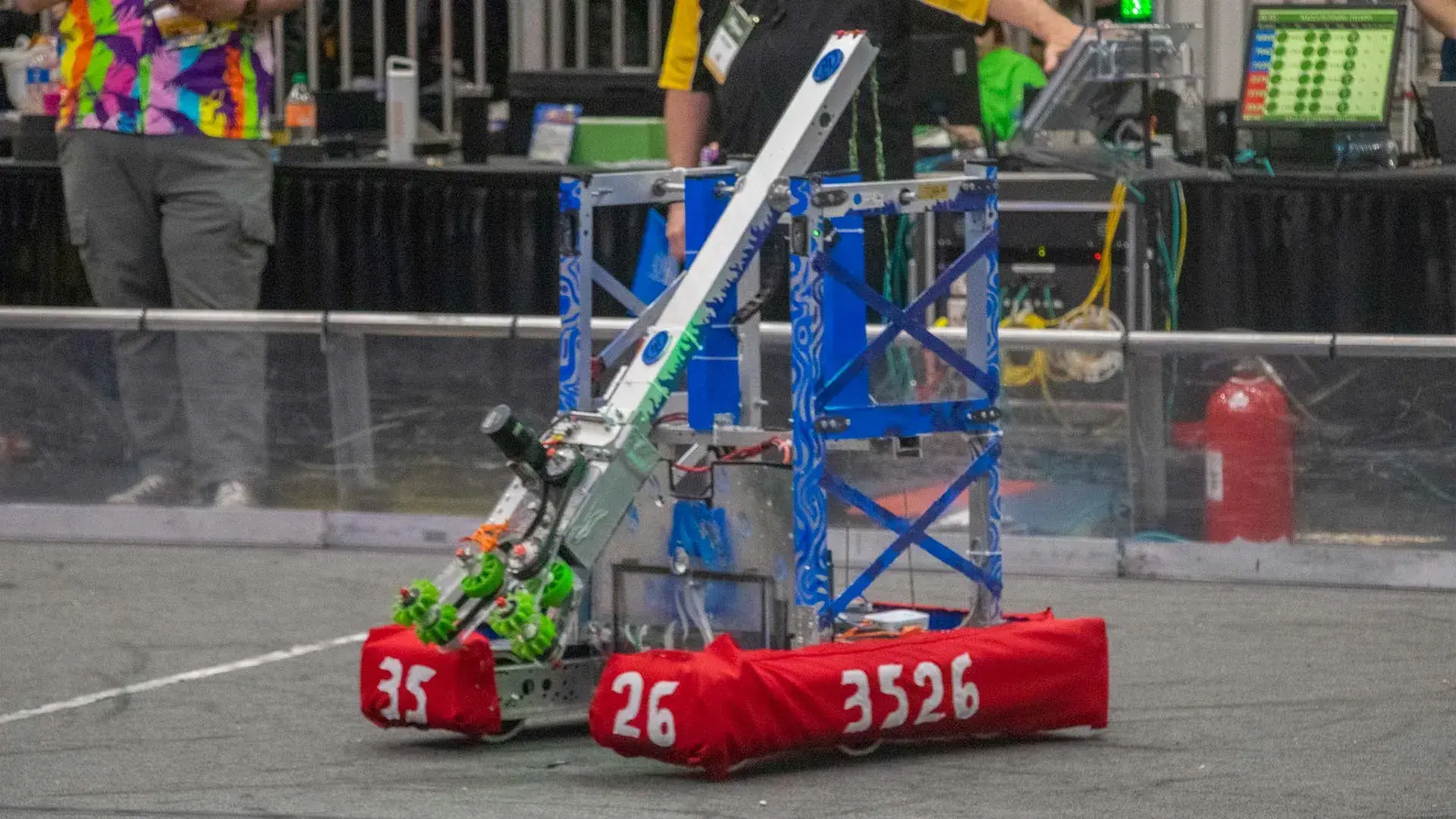 Robots y alumnos en PrepaTec en el mundial de FIRST.