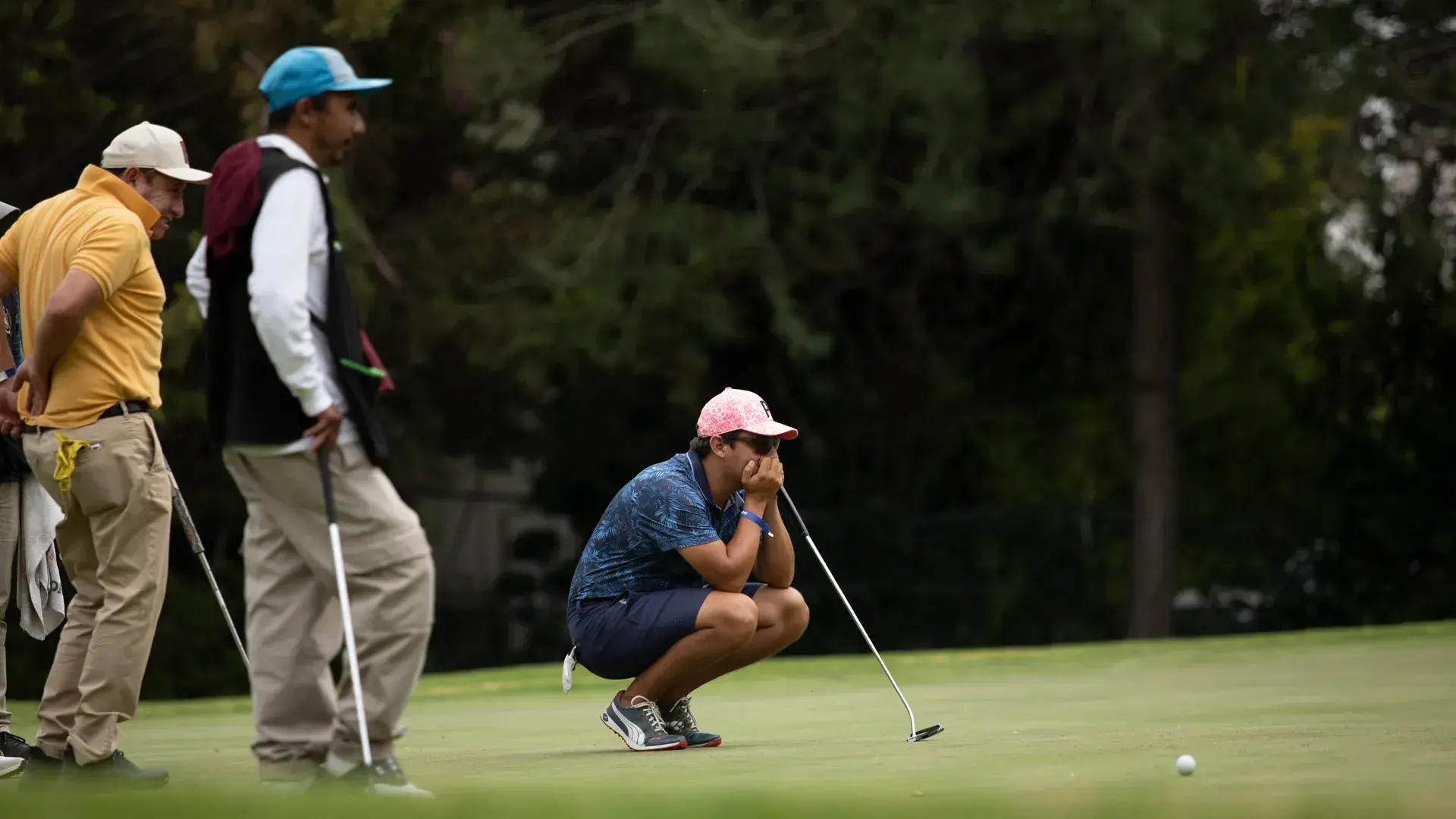 Golfista en cuclillas  