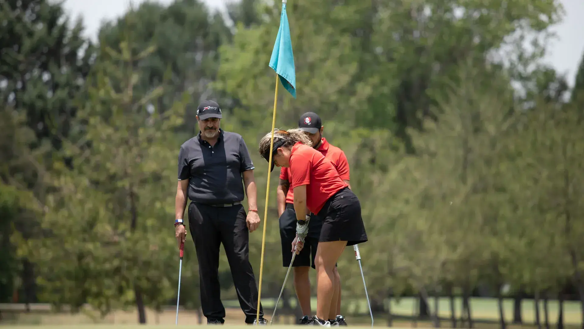 Golfista mujer en el green