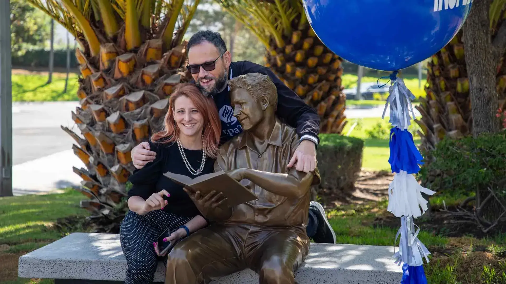 Las estatuas representan la labor en la enseñanza de las y los profesores.