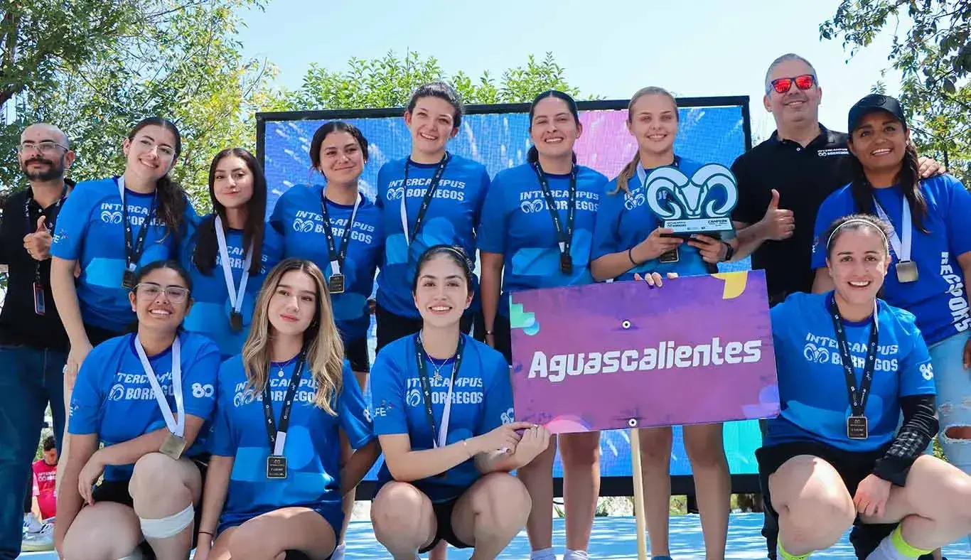 Equipo representativo de futbol femenil mayor recibiendo premio