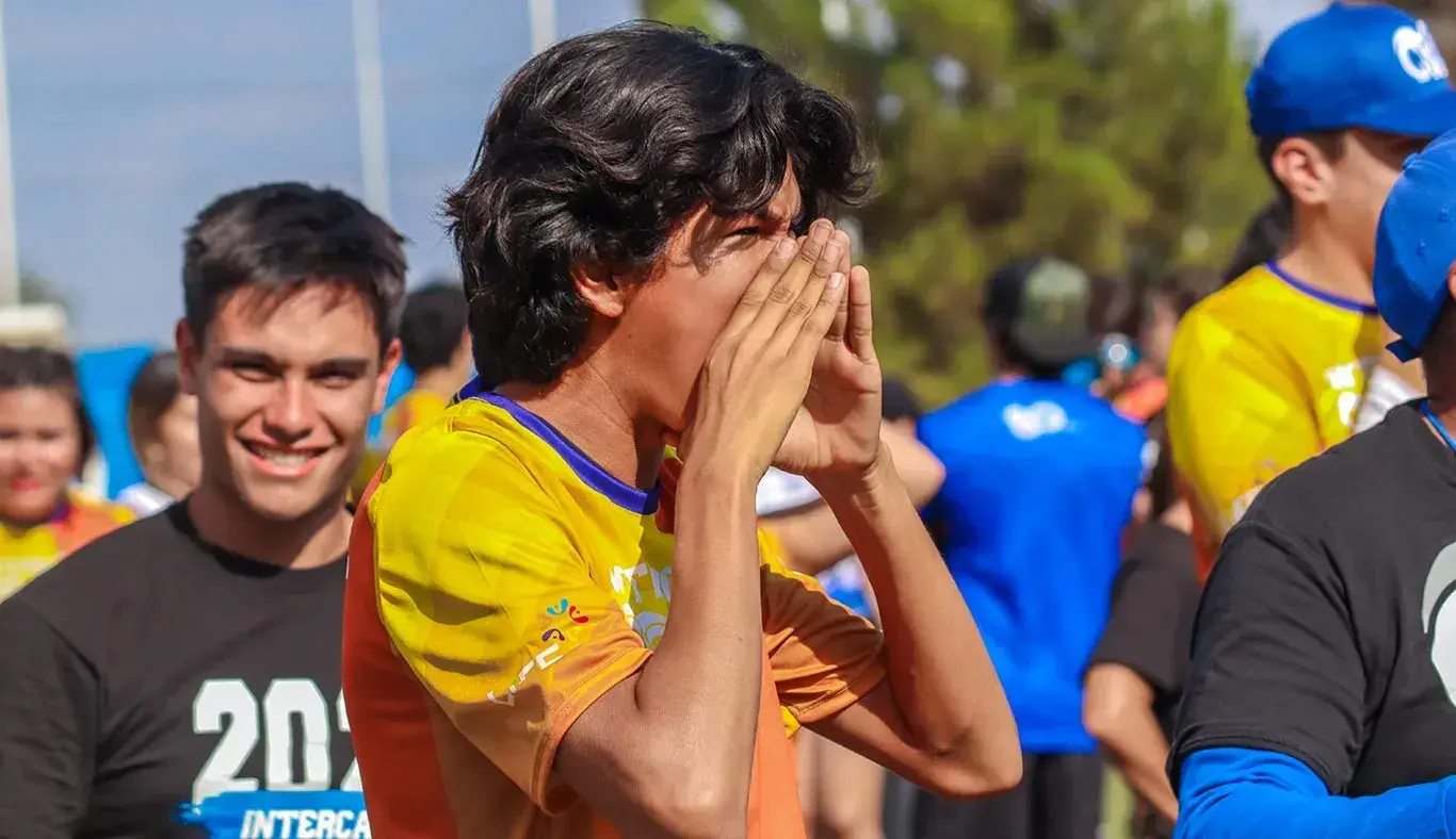 Estudiante disfrutando de los partidos