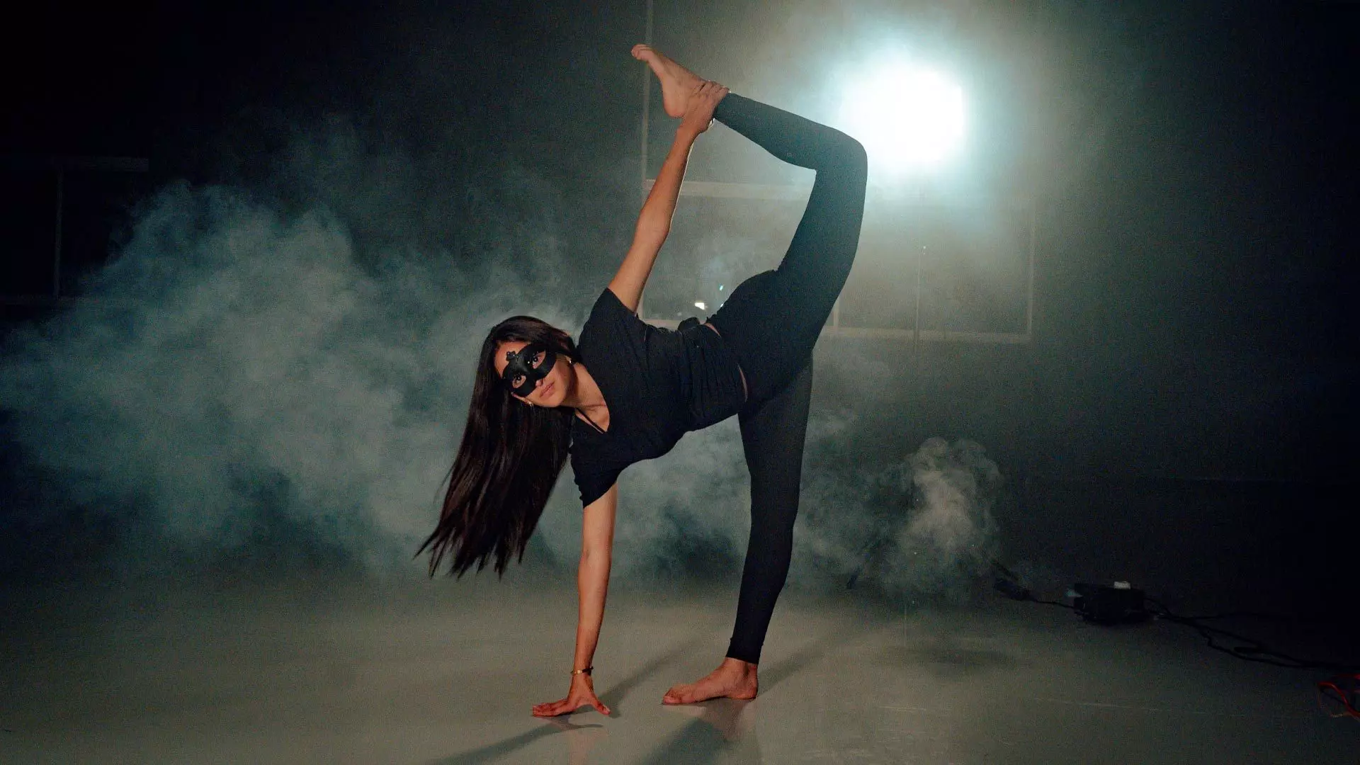 Bailarina sobre humo