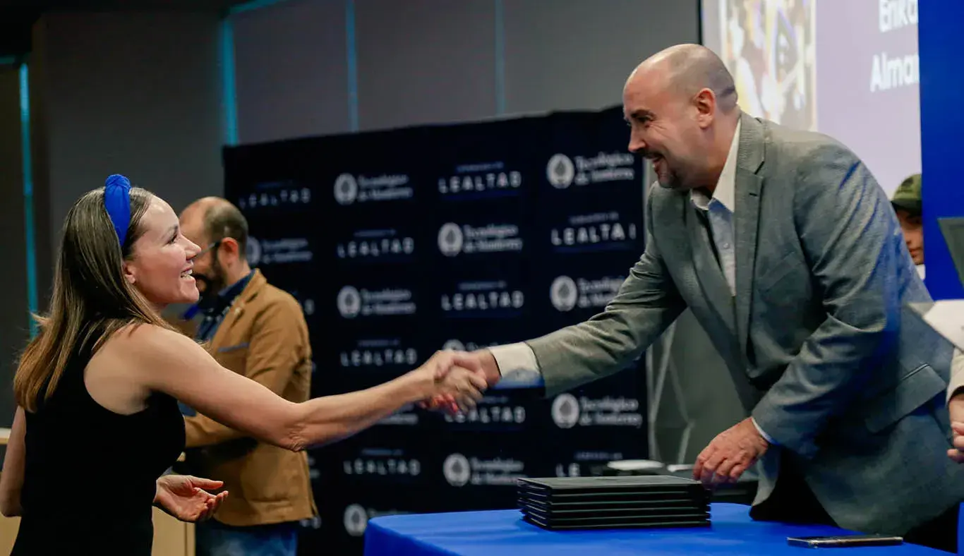 Líder de Talento y Atracción felicitando a homenajeada.