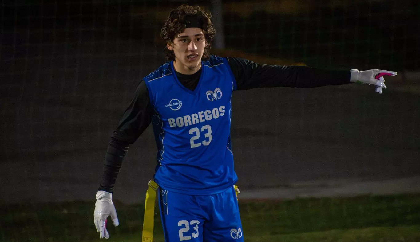 Jugador de tochito ordenando la linea defensiva
