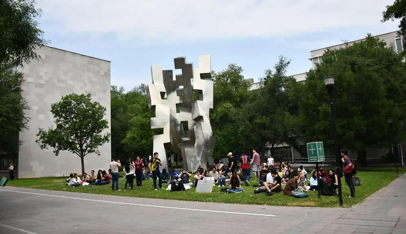 Alumnos Tec disfrutaron del eclipse frente a la escultura “Canto a la luz”.