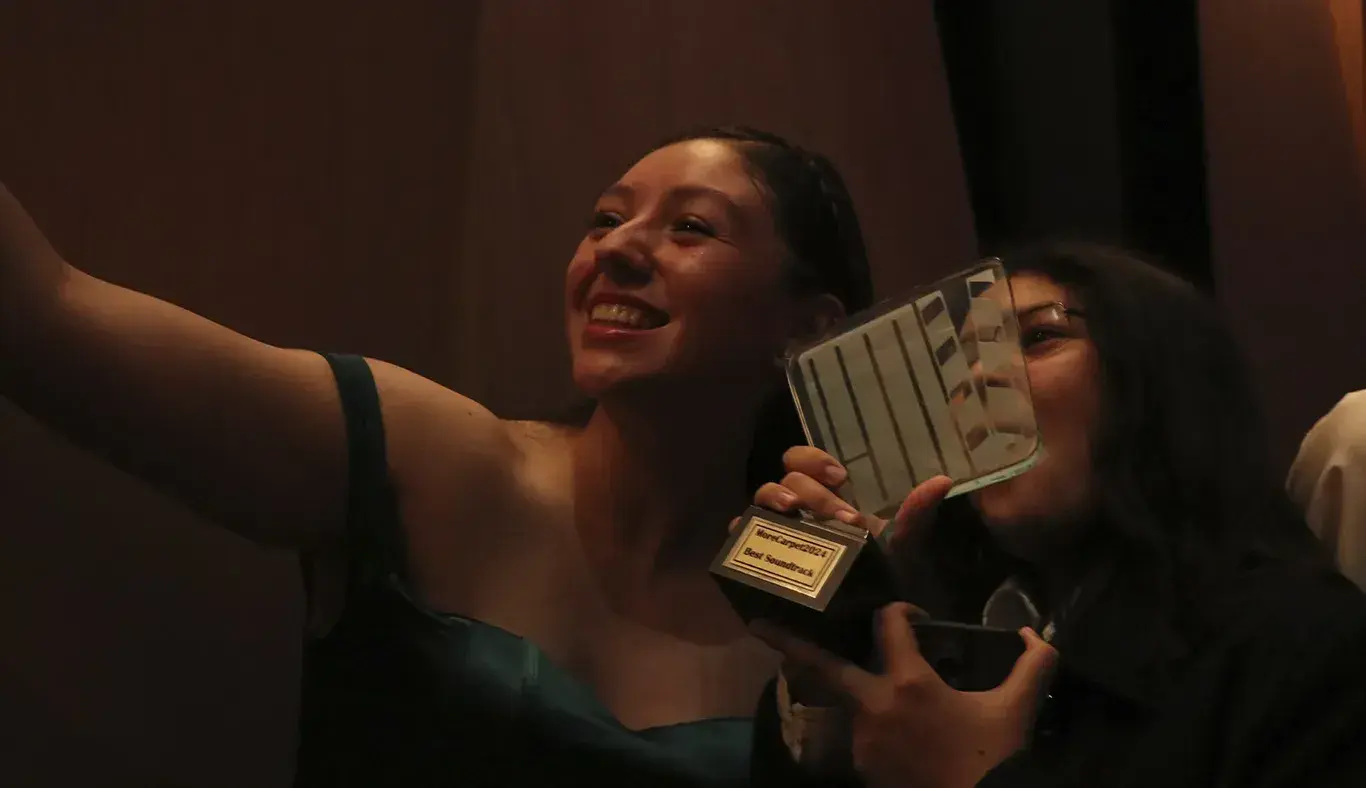 Ganadoras presumiendo su premio