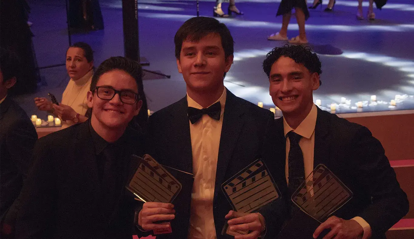 Ganadores con su premio
