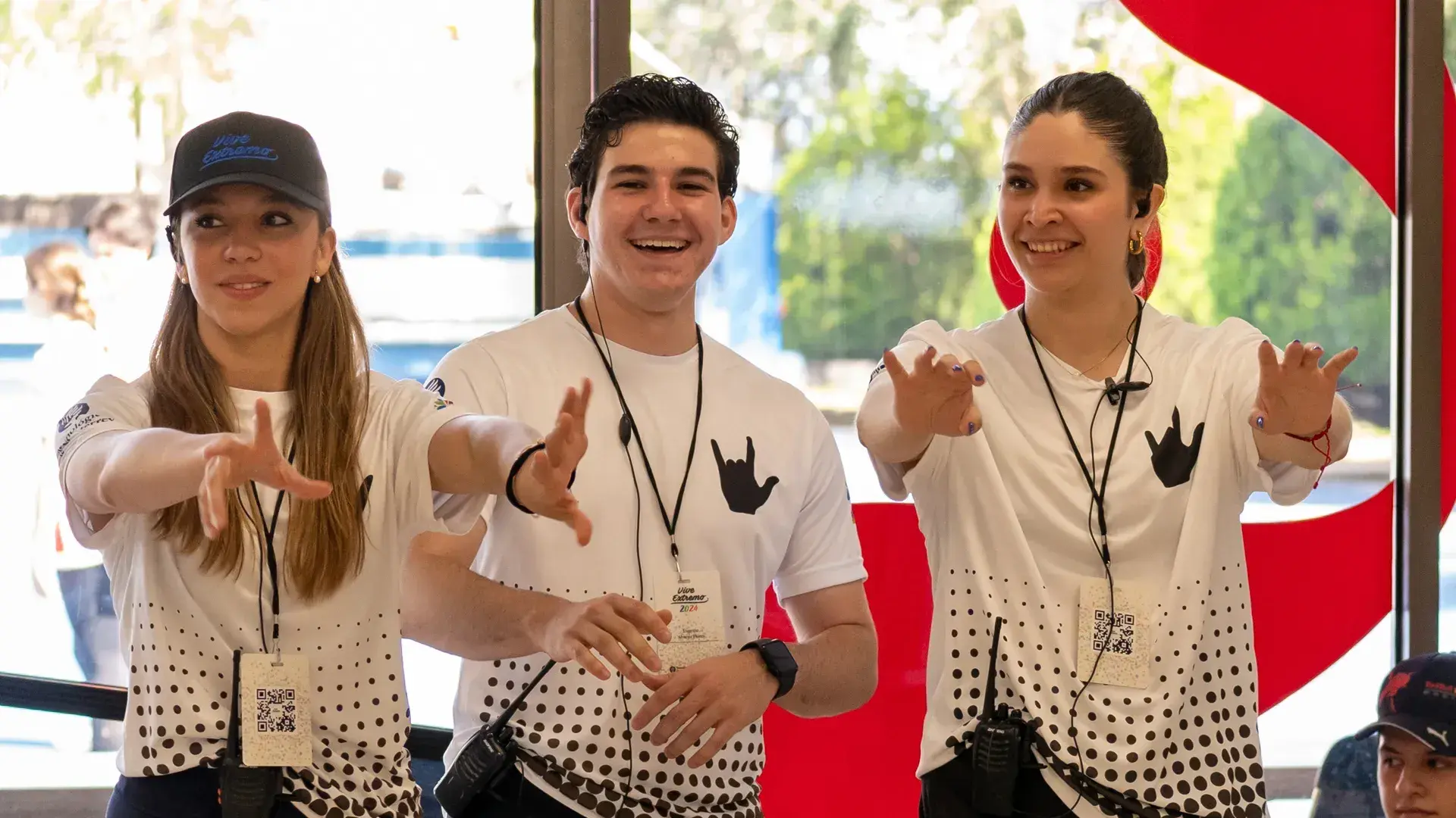 Participante y estudiante posando para una foto en la feria de Vive Extremo