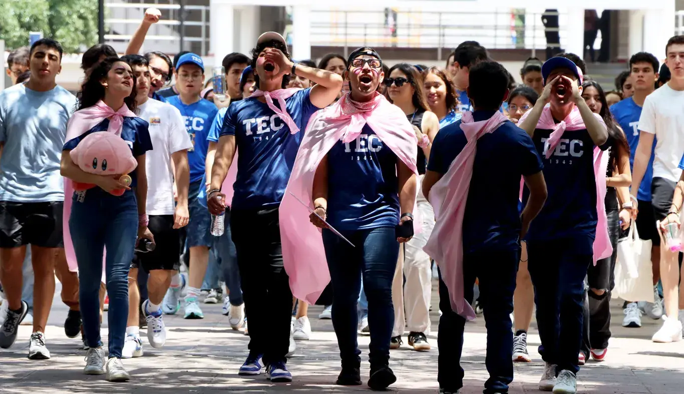 Alumnos recorren el campus mientras corean porras.