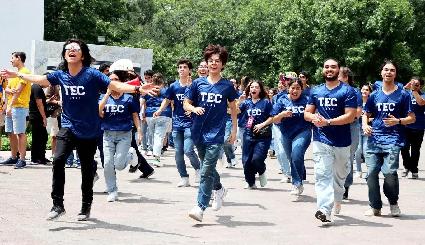 Alumnos corriendo por el campus Monterrey y disfrutando de Hi!Tec.