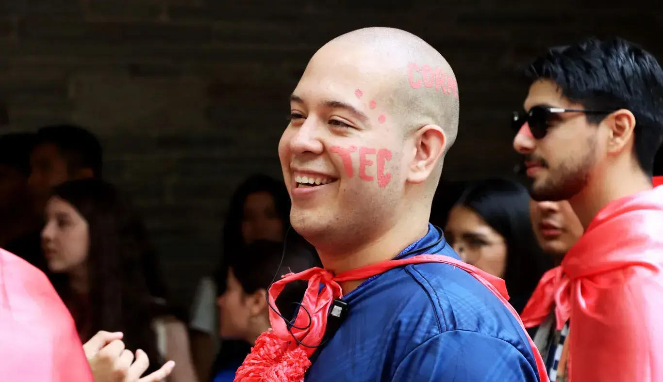 Alumno con la cara pintada luciendo el nombre del Tec.
