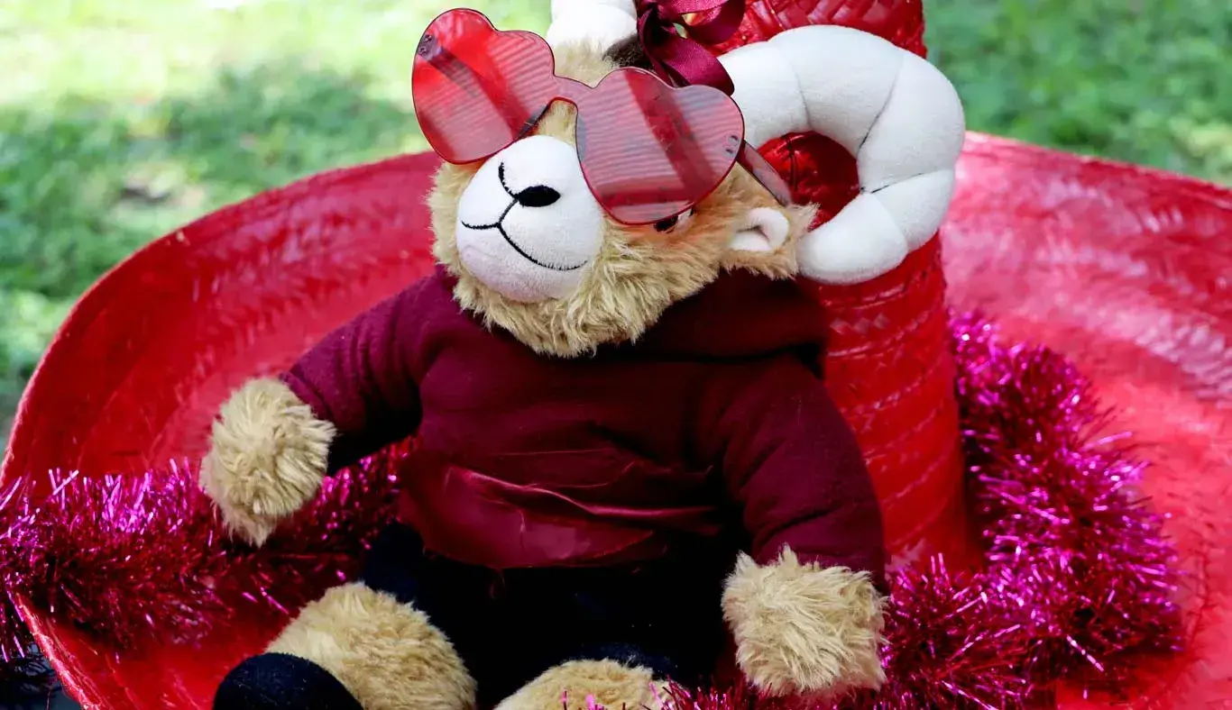 Teus, mascota del Tec, luce con lentes y capa de color rojo.