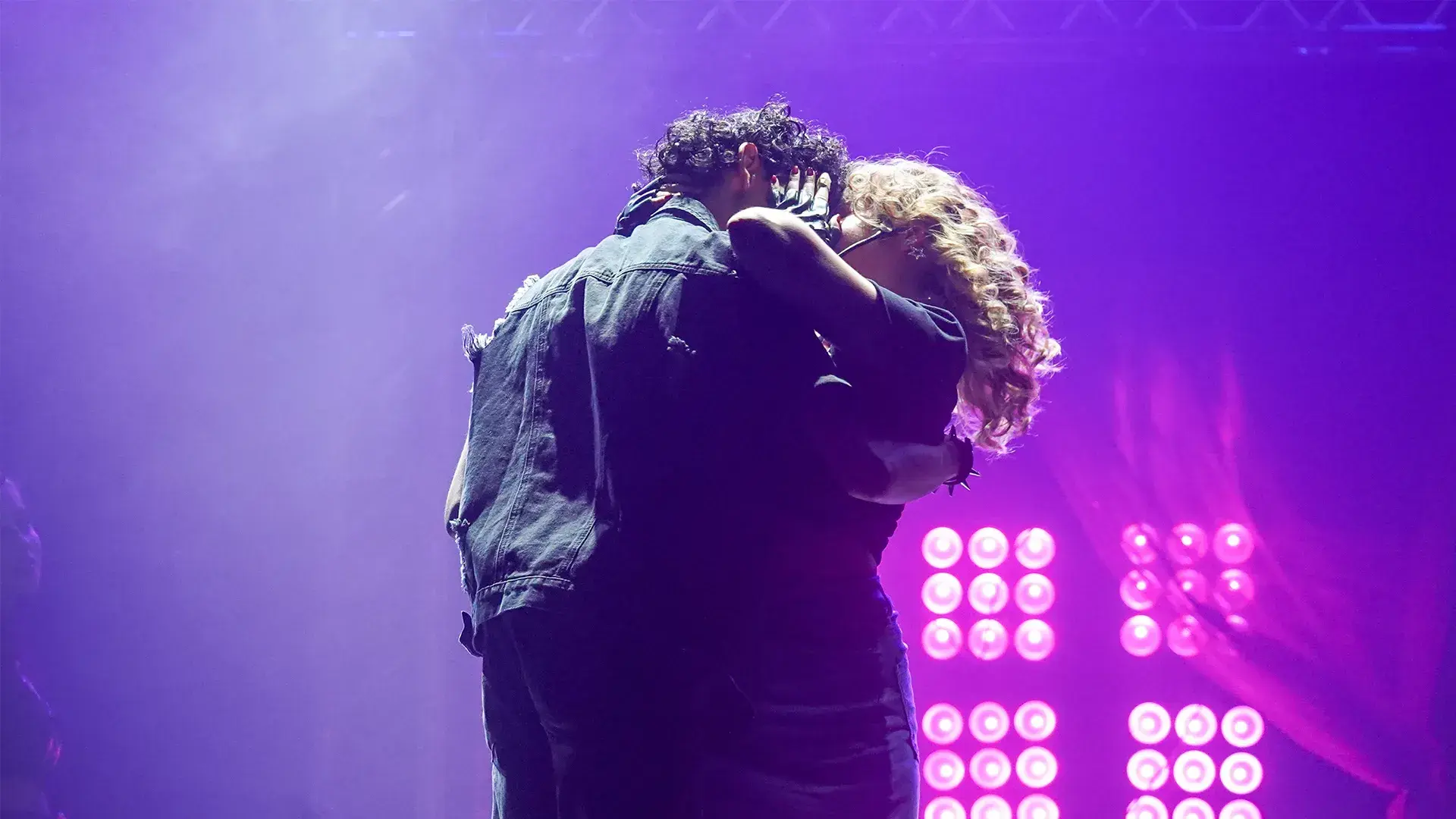 Un beso entre los protagonistas