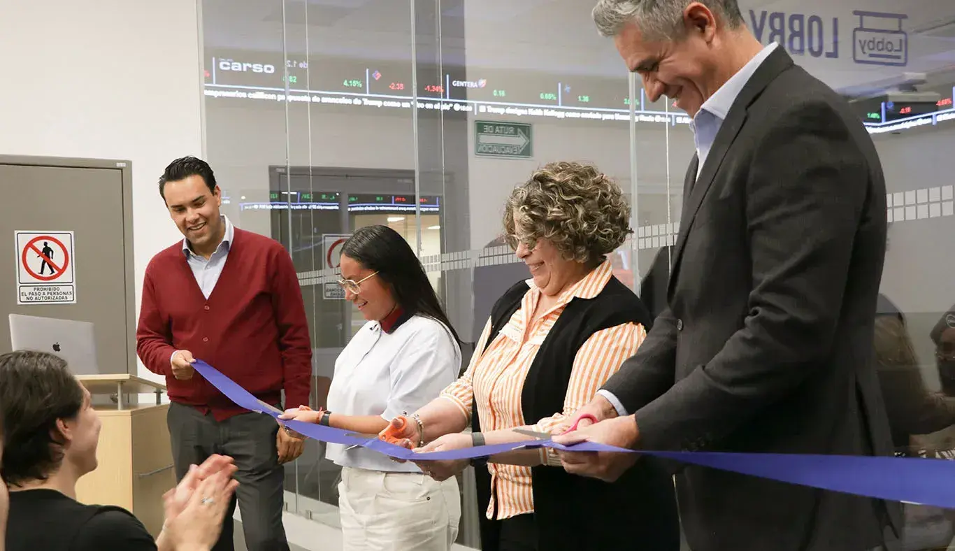 Profesores inaugurando el espacio.