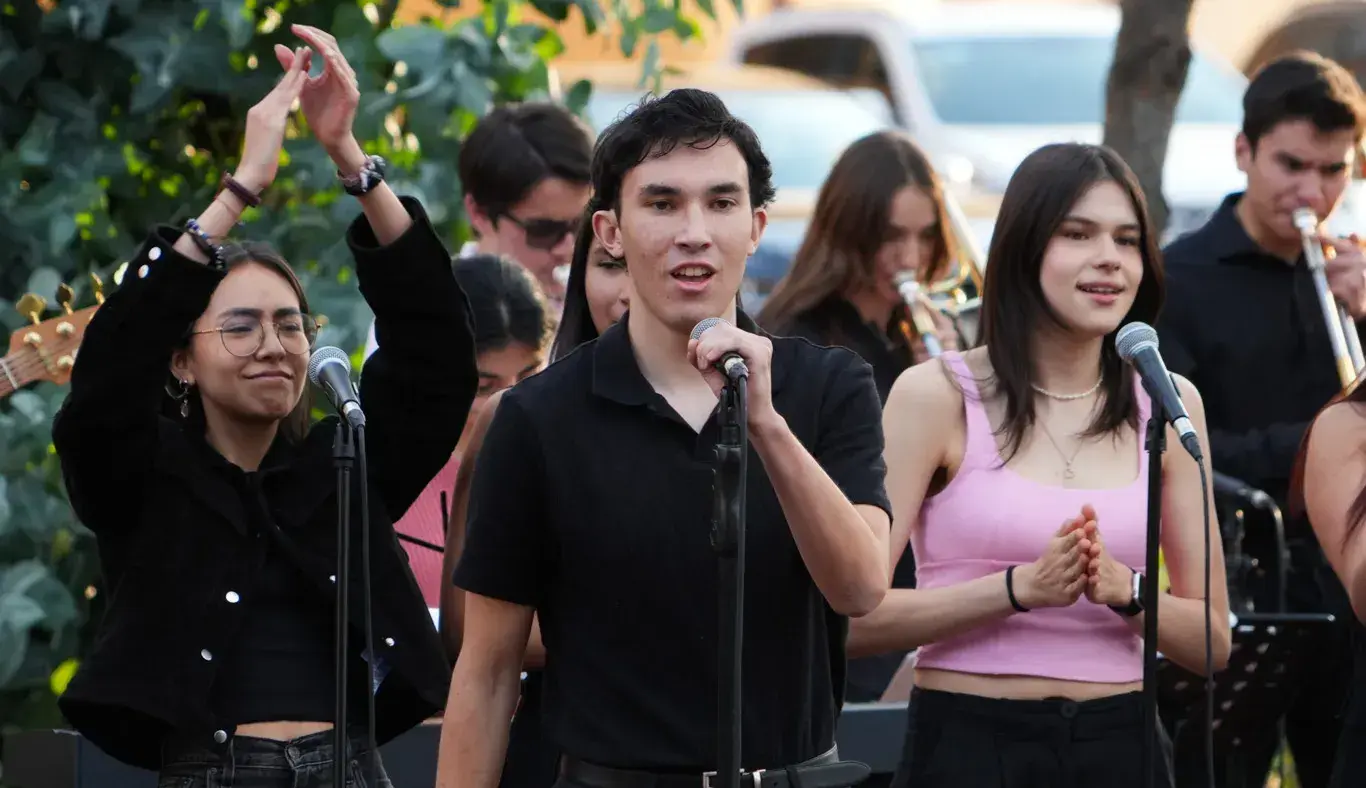 Al aire libre: alumnos tec estrenan espacio de convivencia en Tec CSF