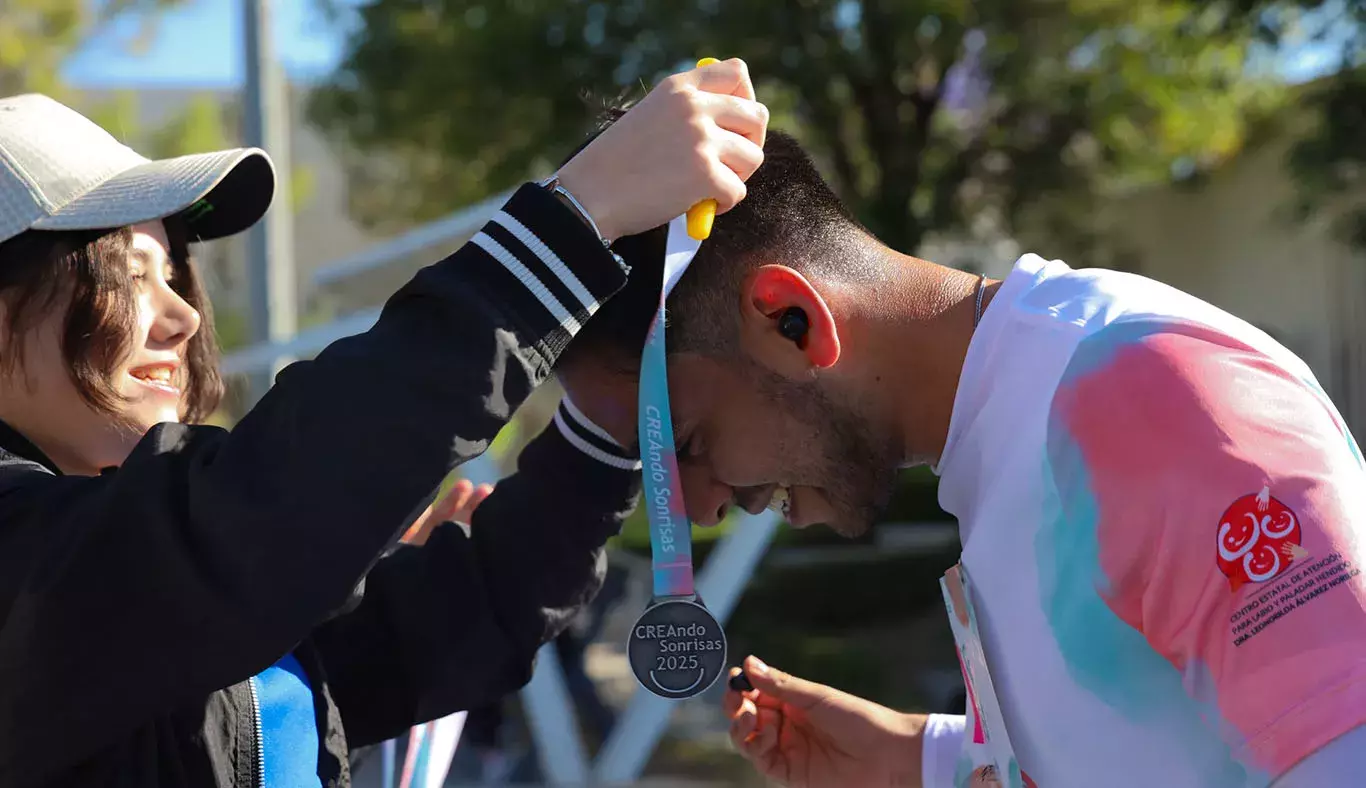 Persona recibiendo su medalla