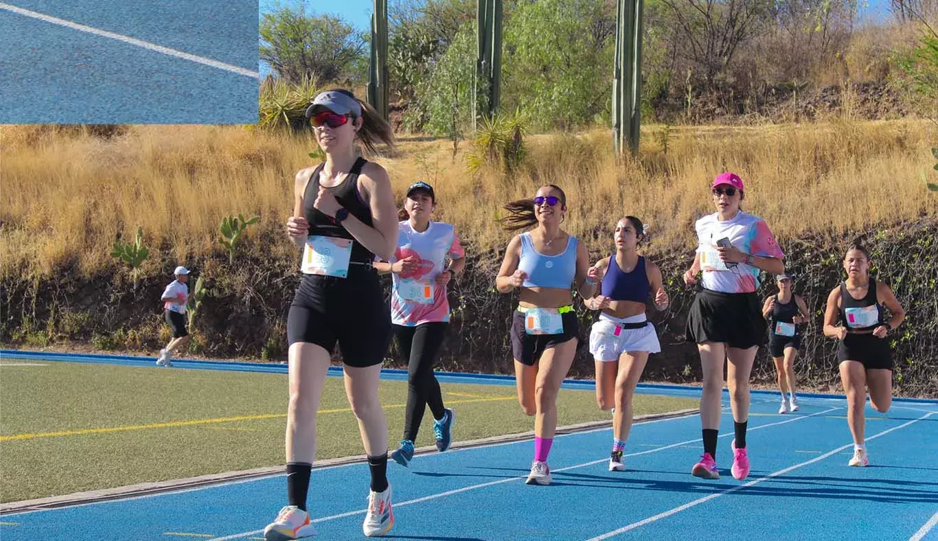Grupo de personas en la pista para correr