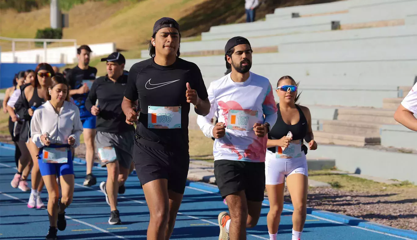 Grupo de personas corriendo