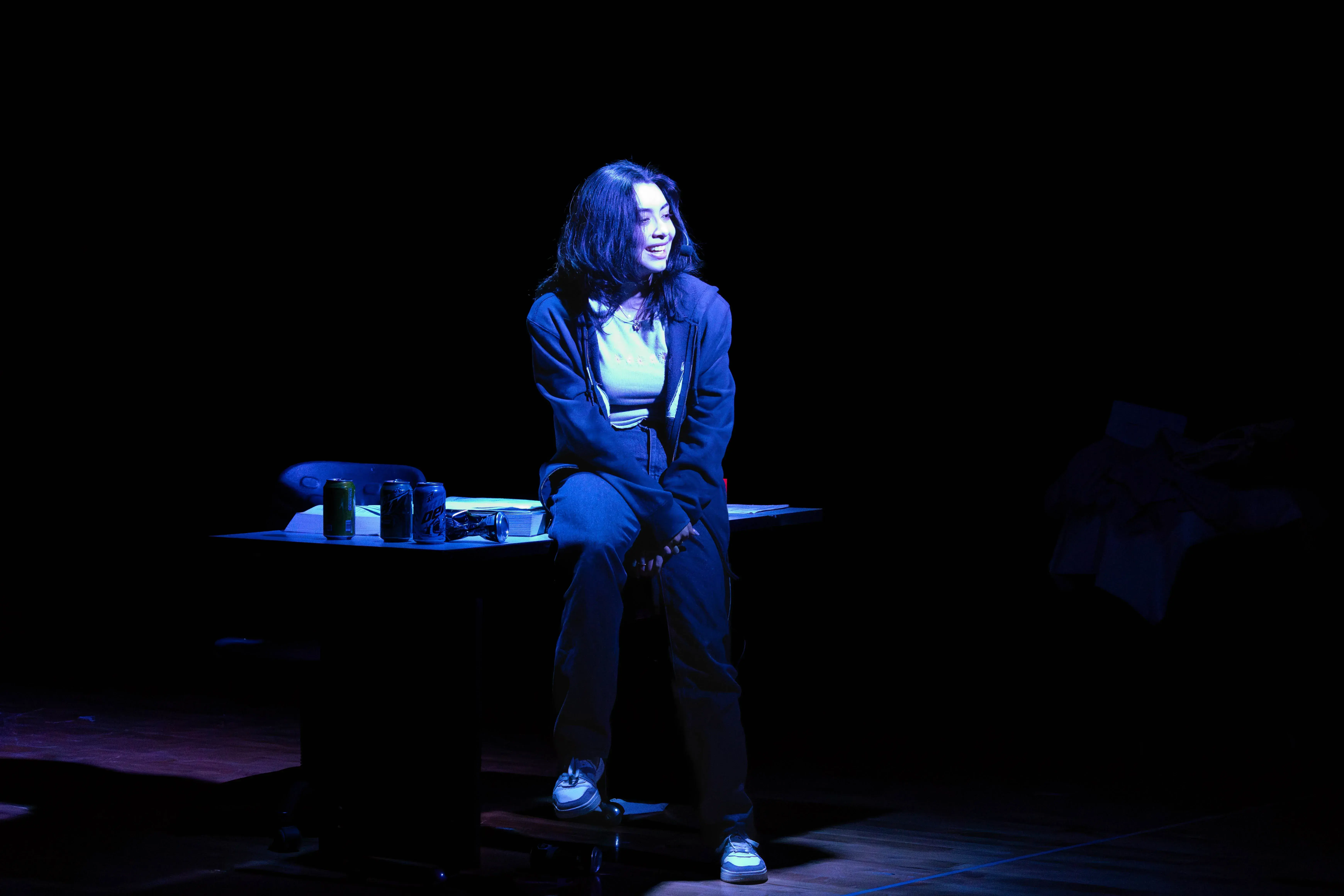 alumna caracterizada en su presentación de monólogo bajo una luz azul