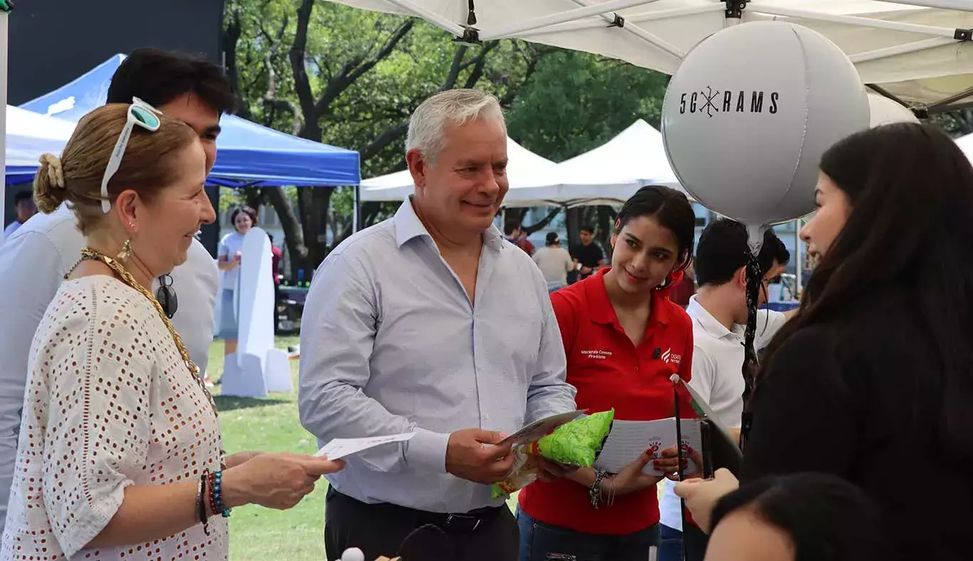Autoridades del campus recorrieron los stands.