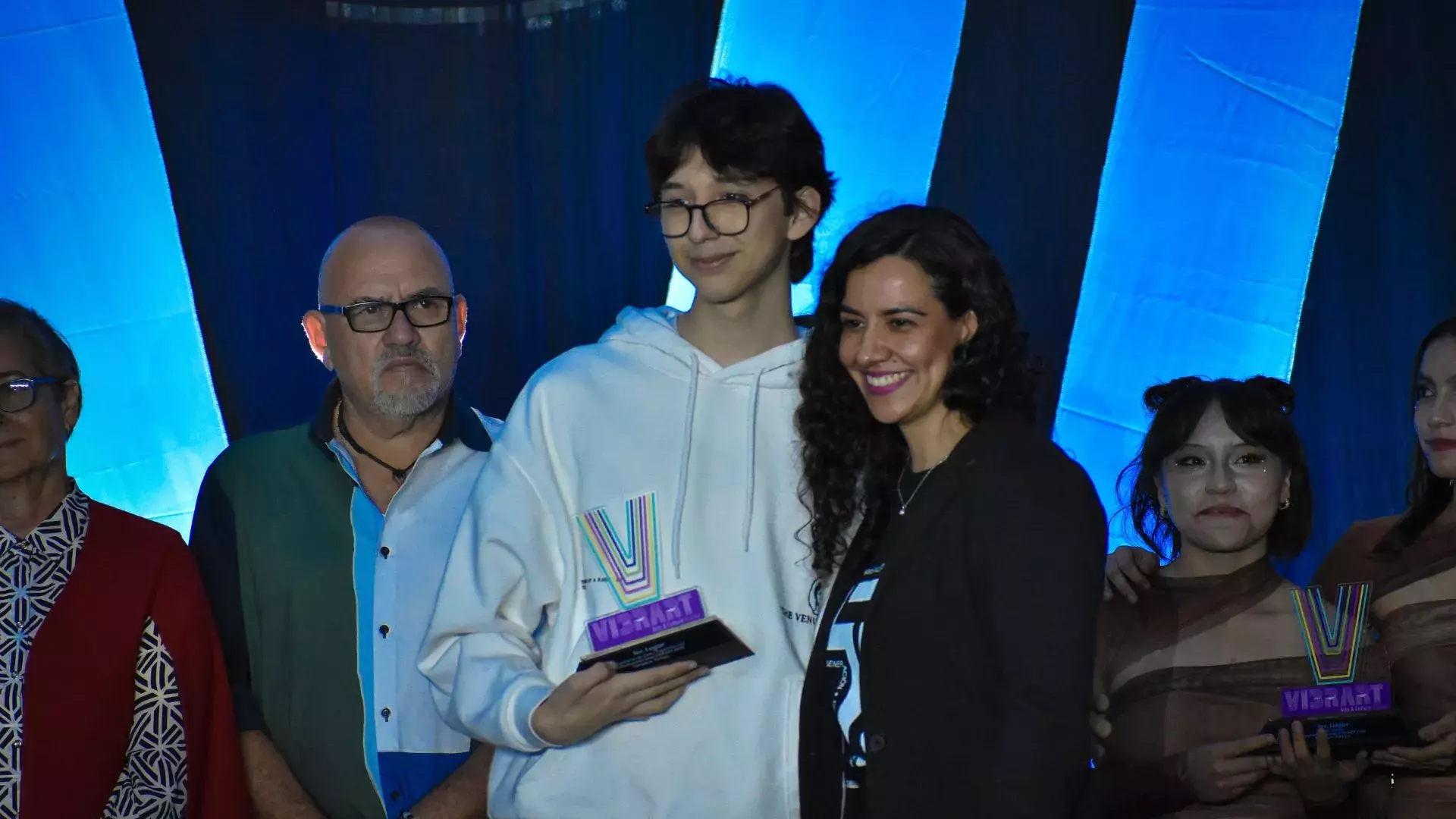 Estudiante de tec tampico presentando su número artístico en festival de arte