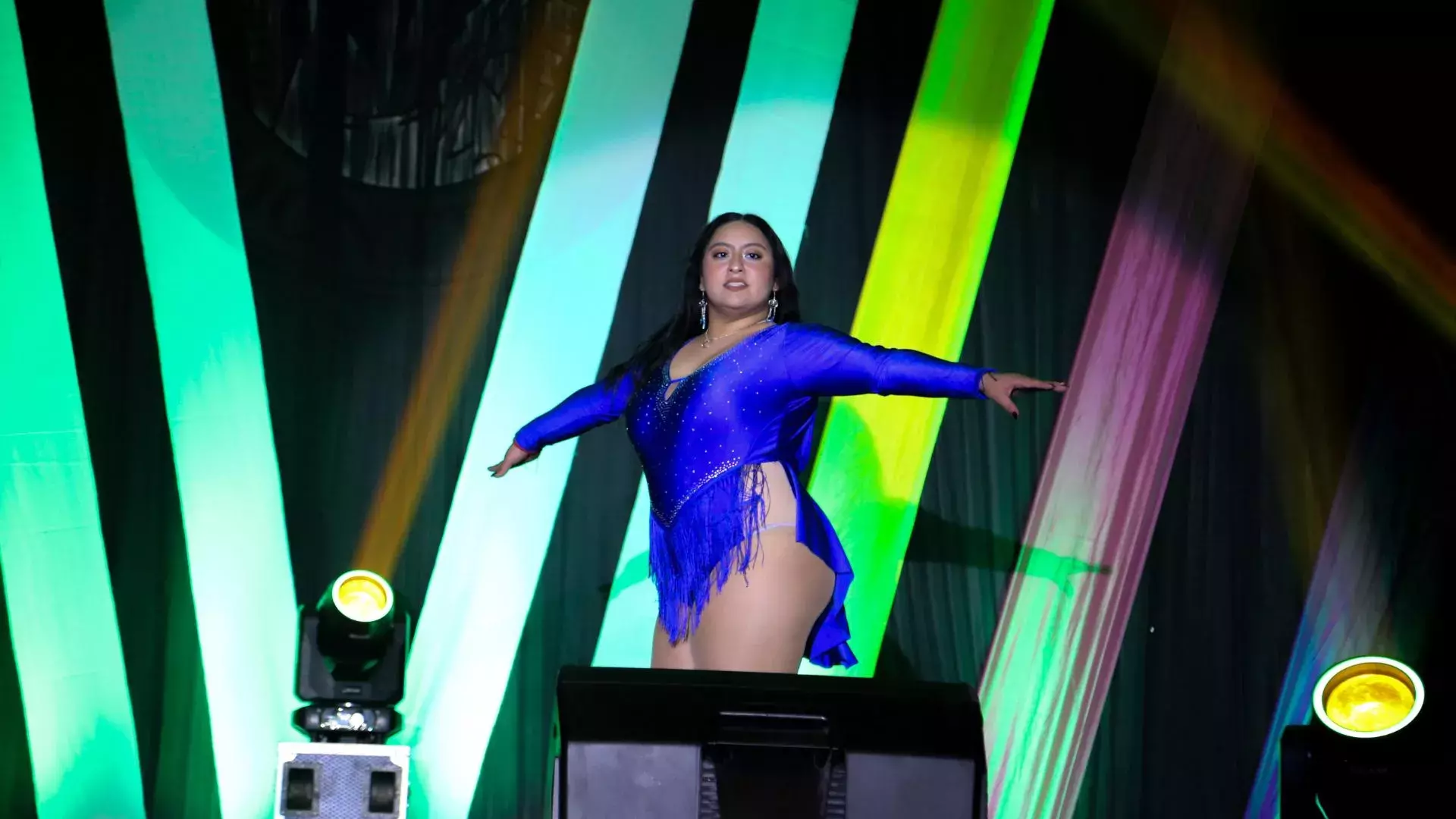 Estudiante de tec tampico presentando su número artístico en festival de arte