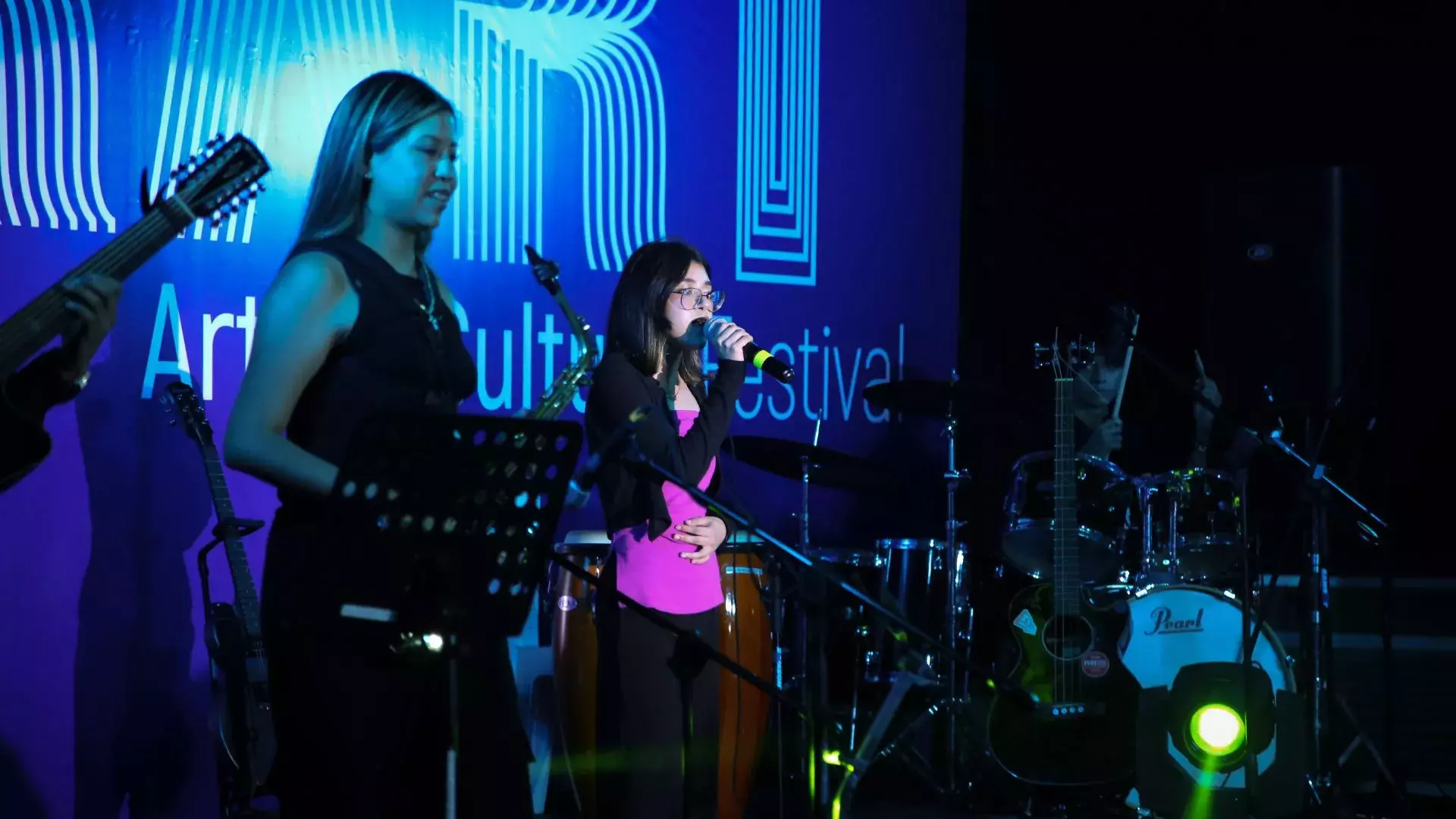 Estudiante de tec tampico presentando su número artístico en festival de arte
