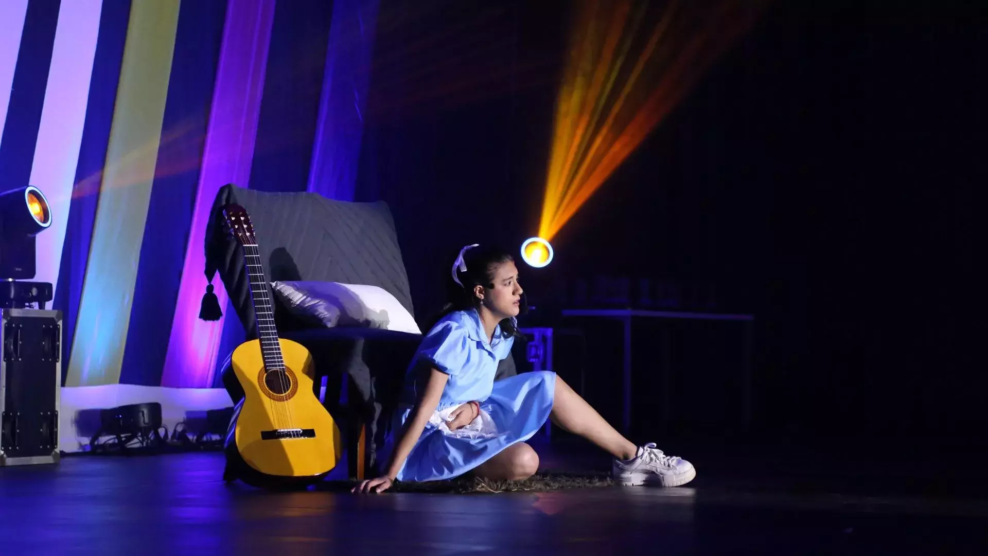 Estudiante de tec tampico presentando su número artístico en festival de arte