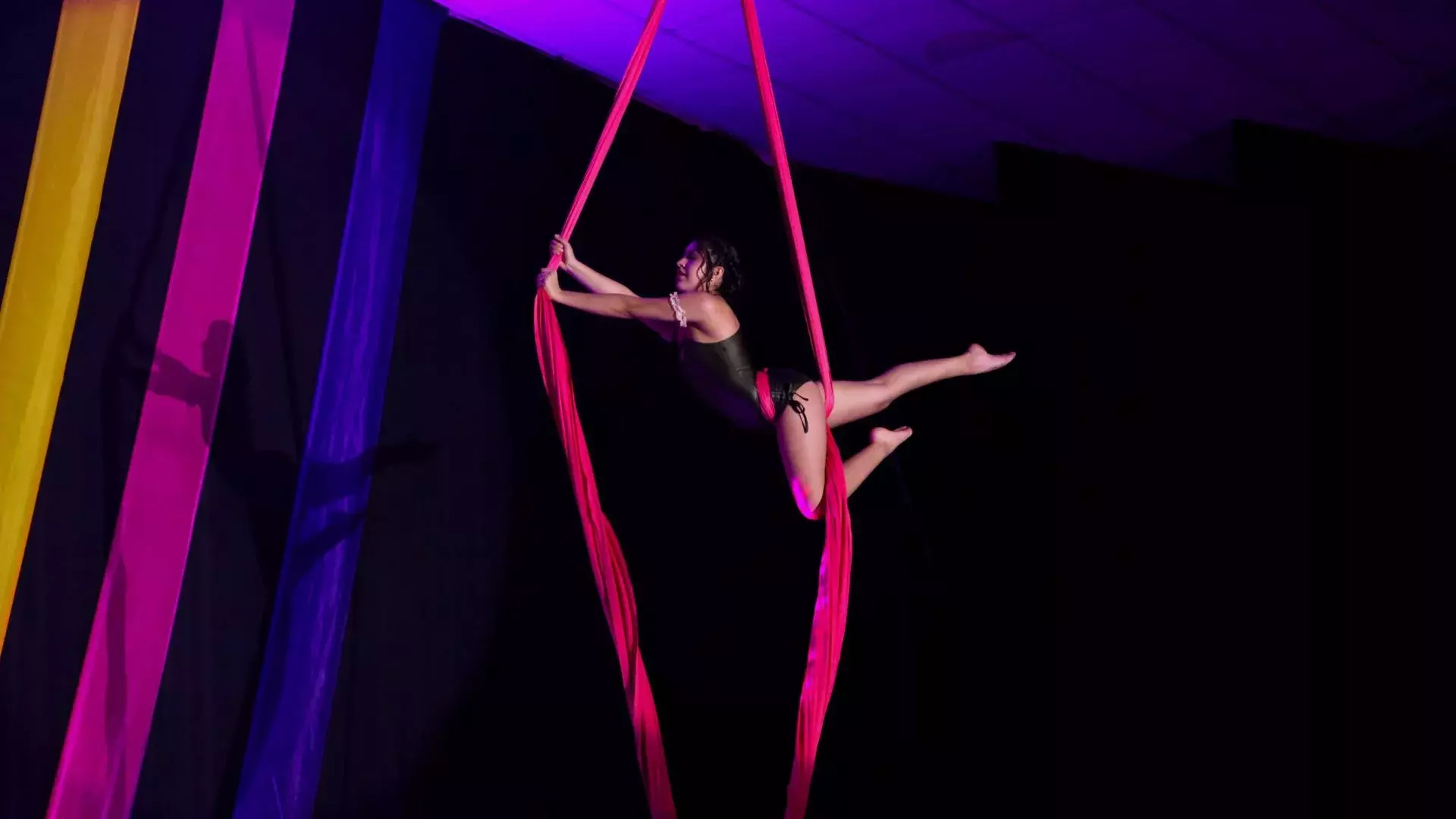 Estudiante de tec tampico presentando su número artístico en festival de arte