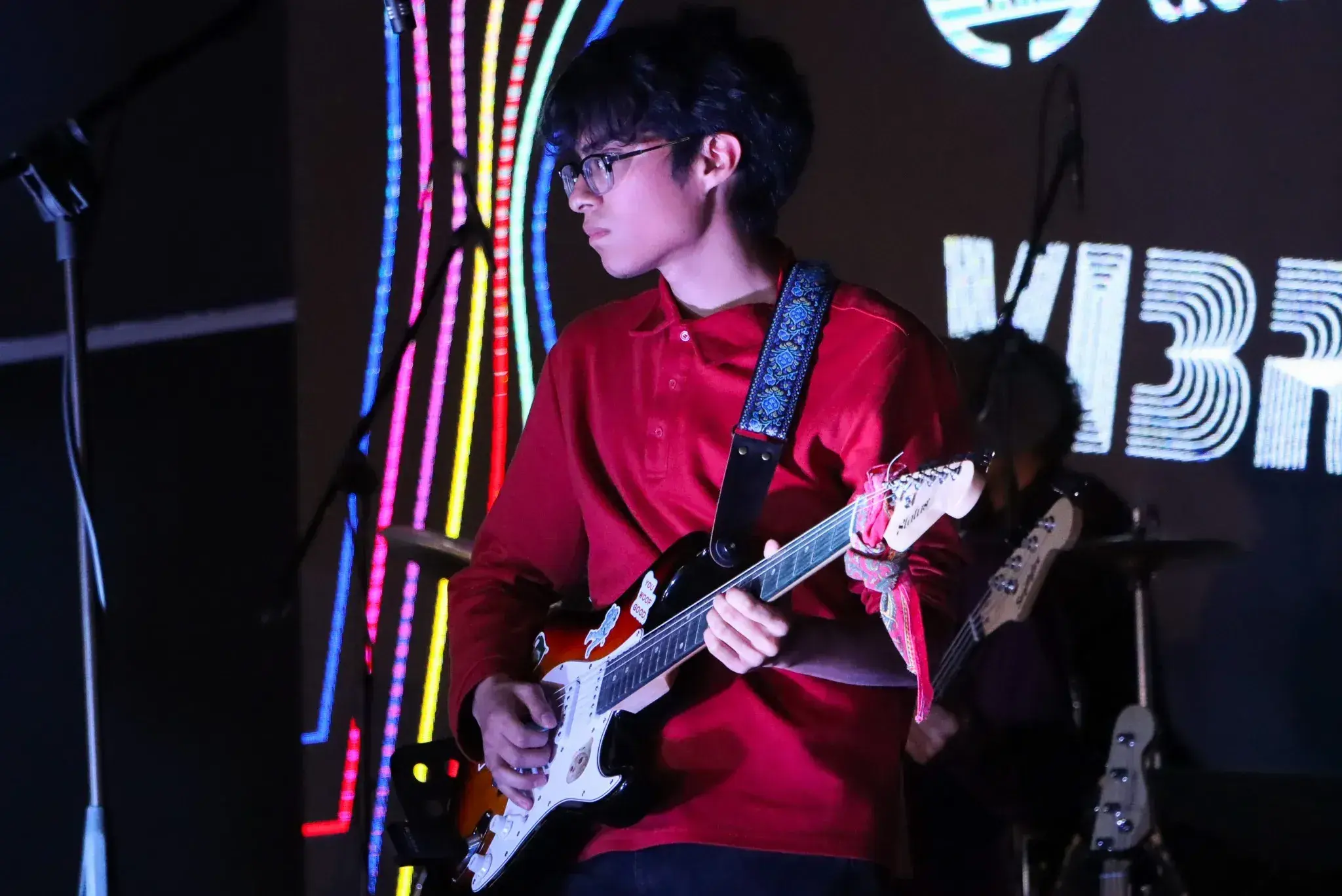 chico tocando el bajo 