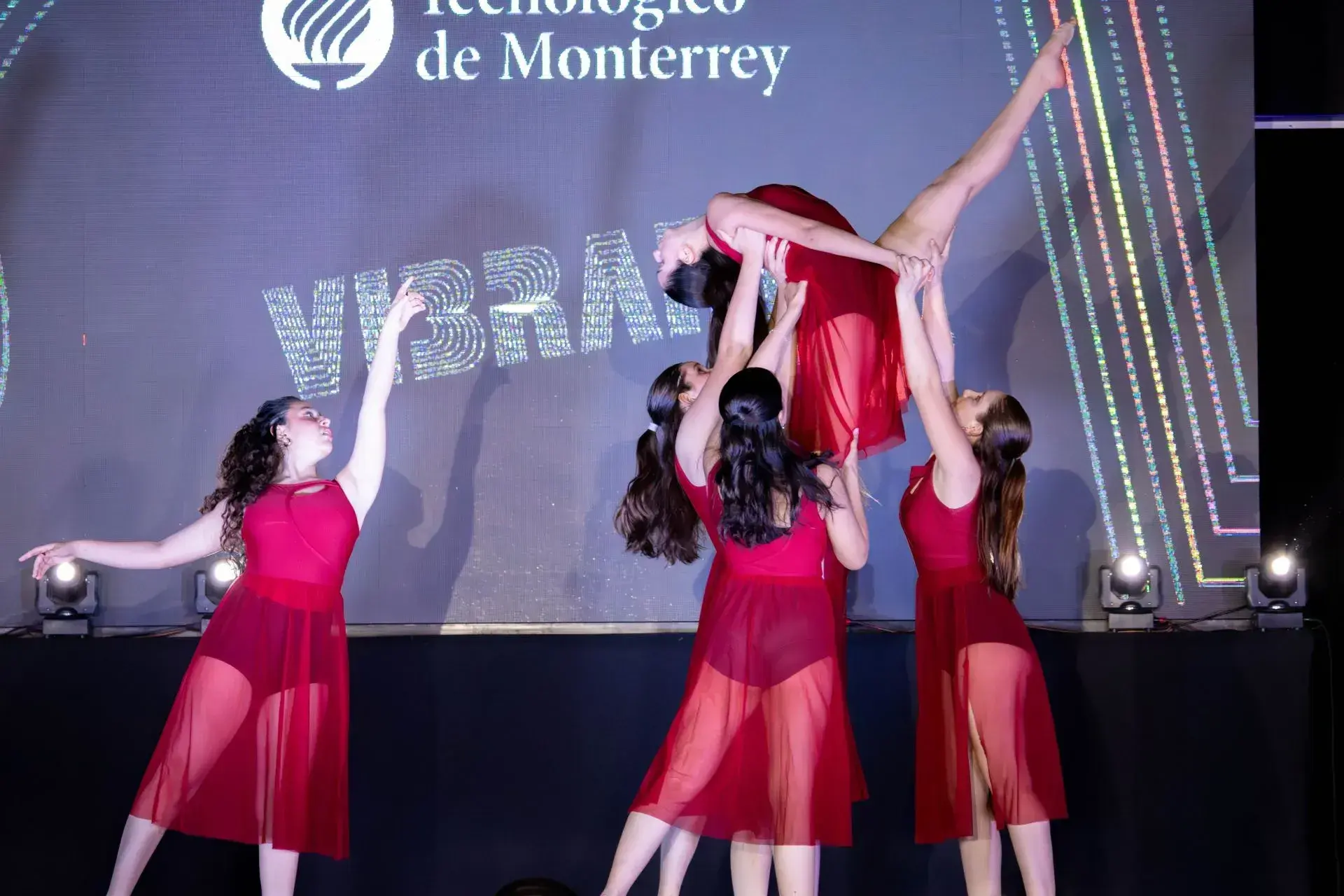 chicas bailando con vestidos rojos