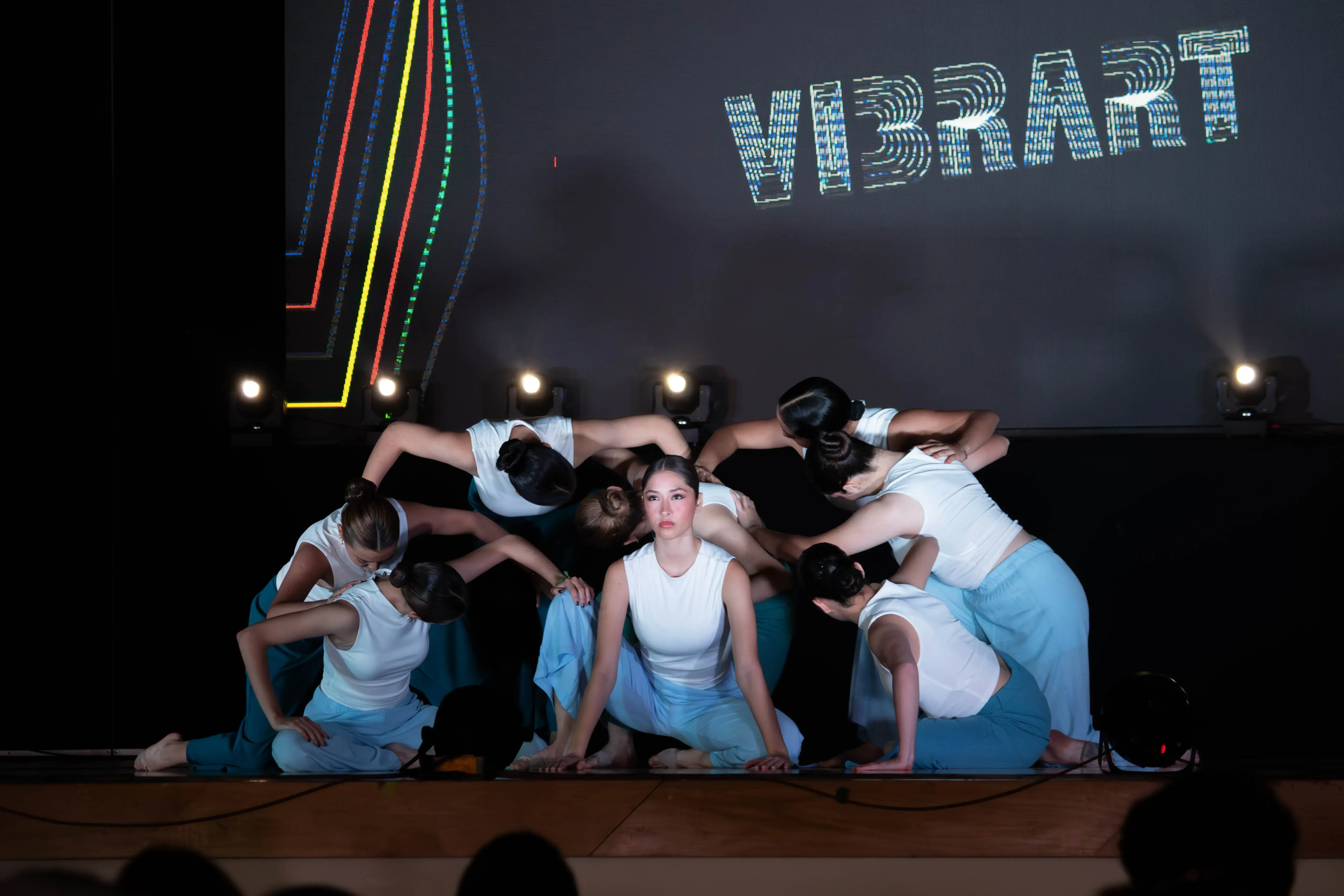 chicas iniciando su coreografía 