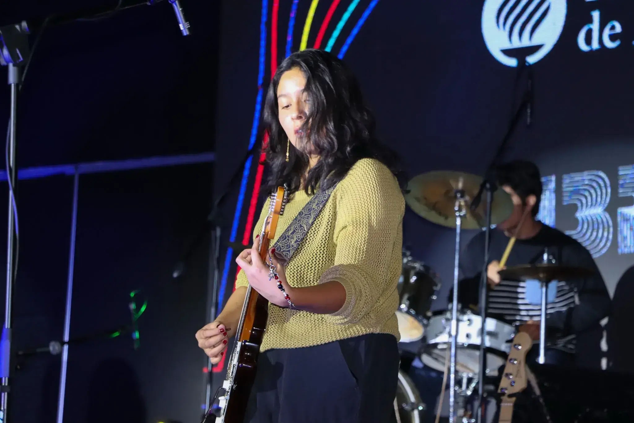 alumna tocando la guitarra eléctrica 