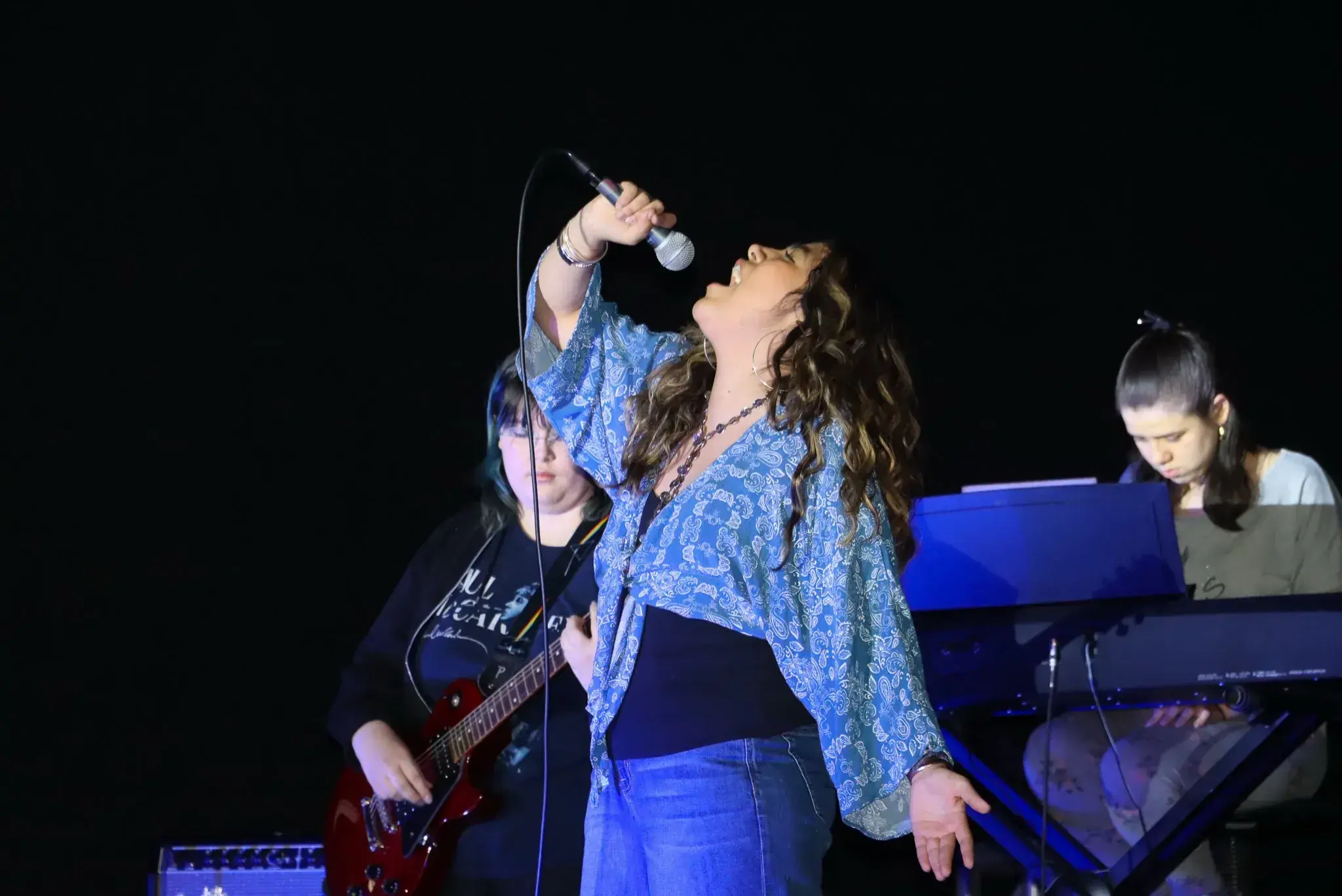 chica cantando