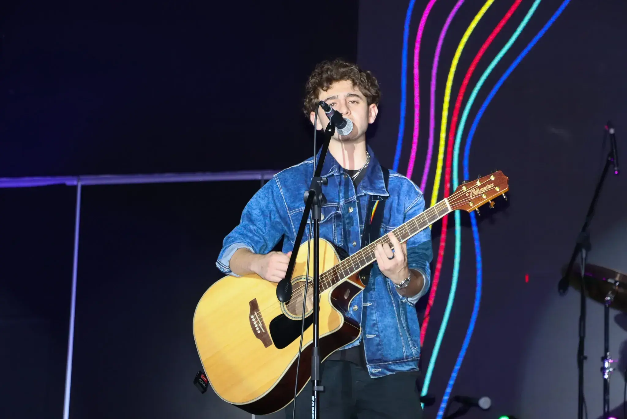 chico tocando la guitarra y cantando 