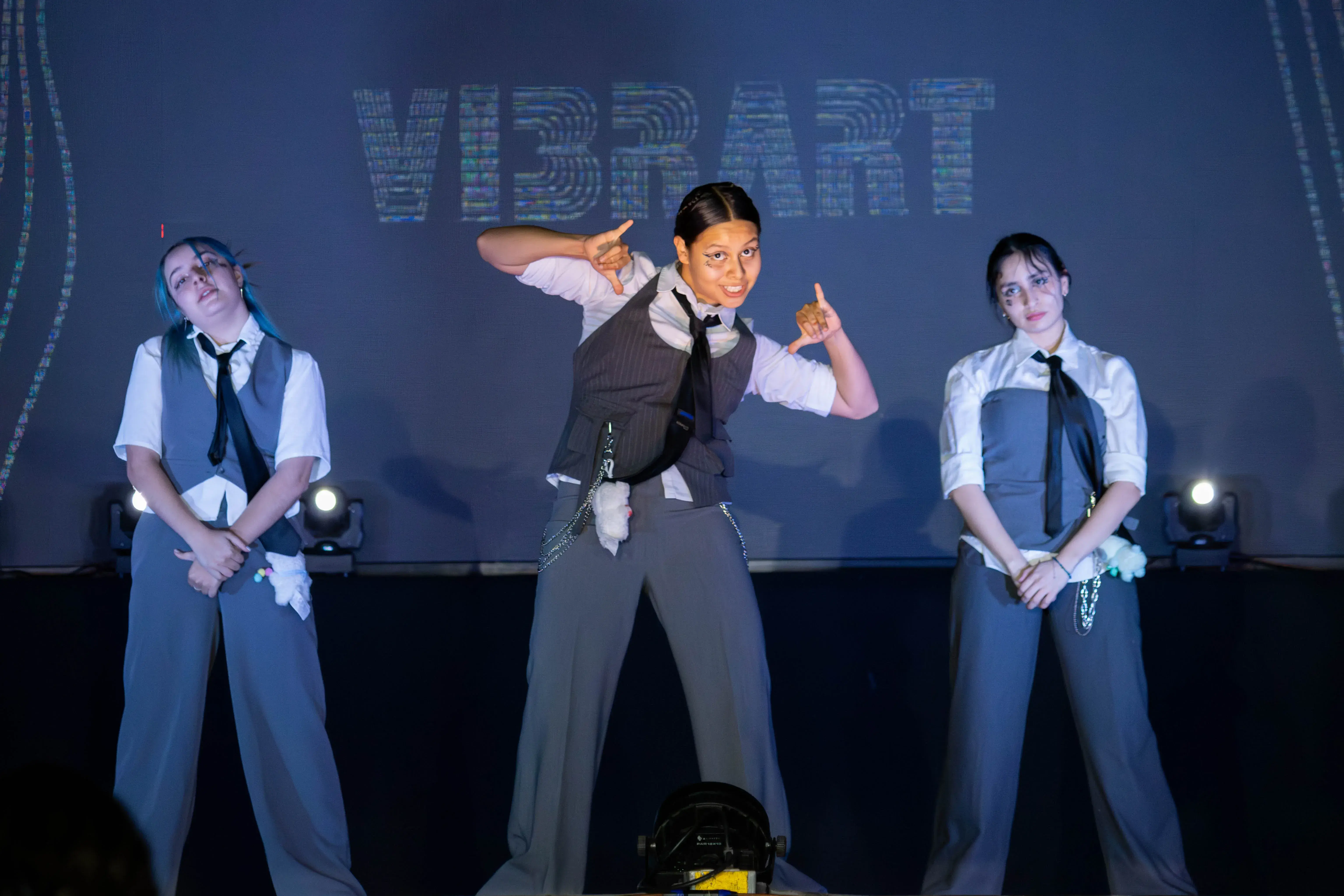 chicas bailando una coreografía de Kpop
