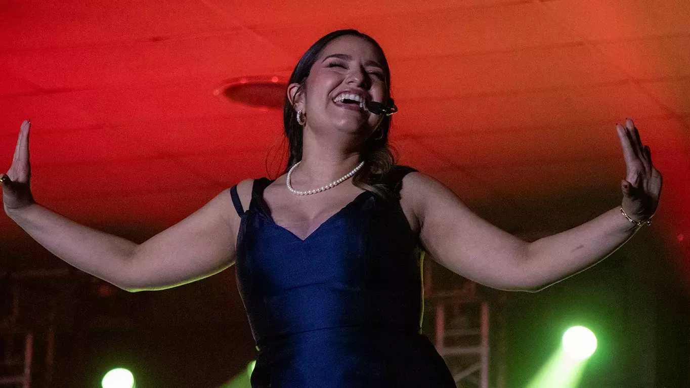 Alumna cantando en musical.
