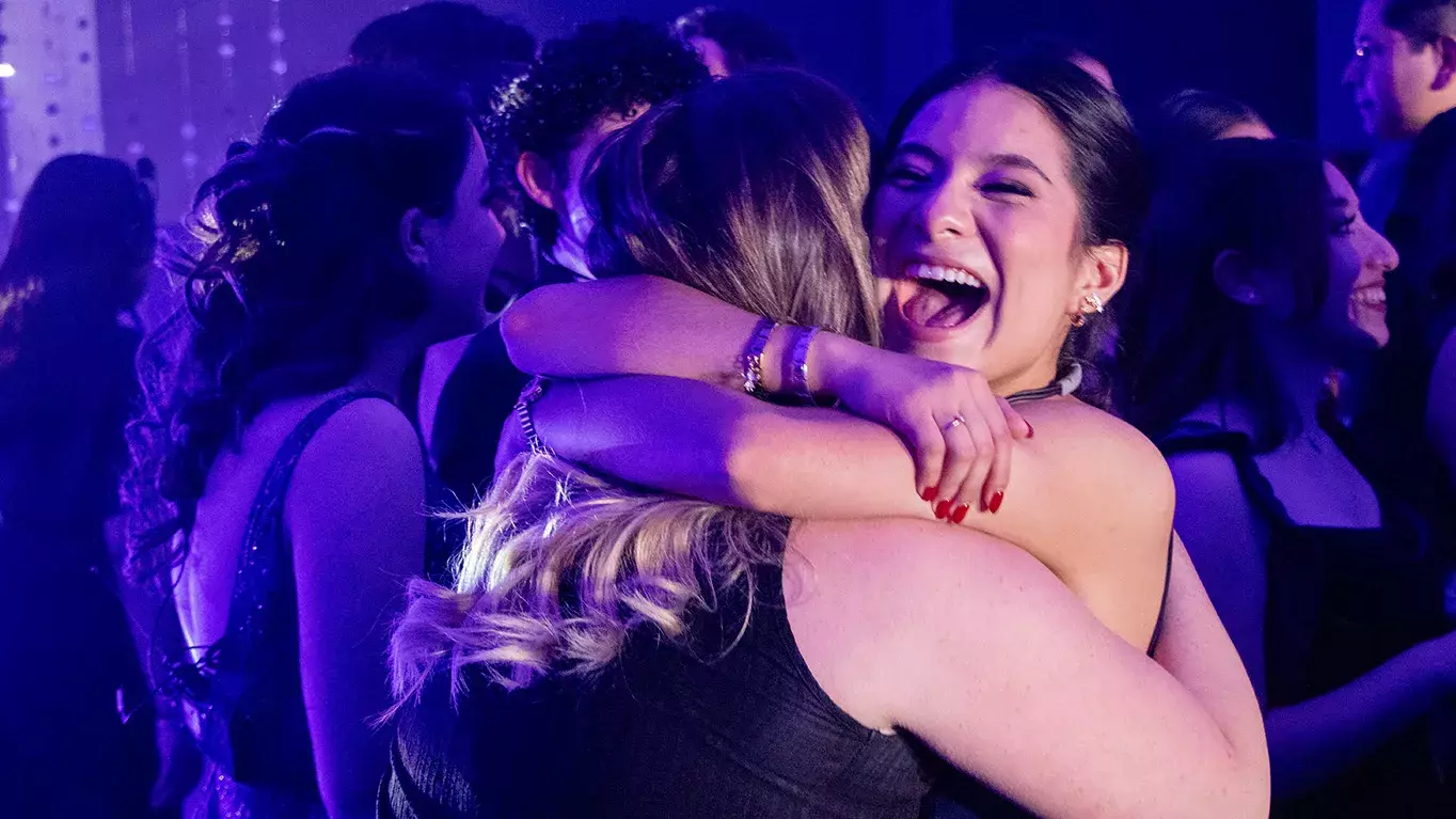 Alumnas felices abrazándose. 