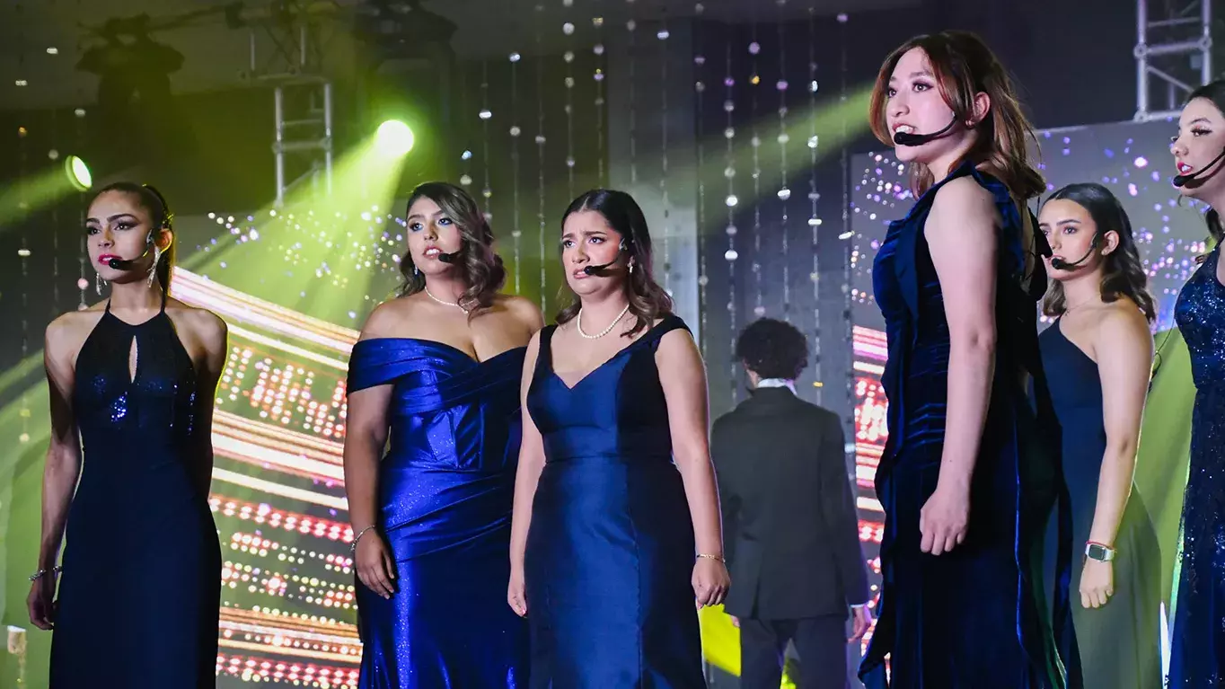 Alumnas interpretando un musical. 