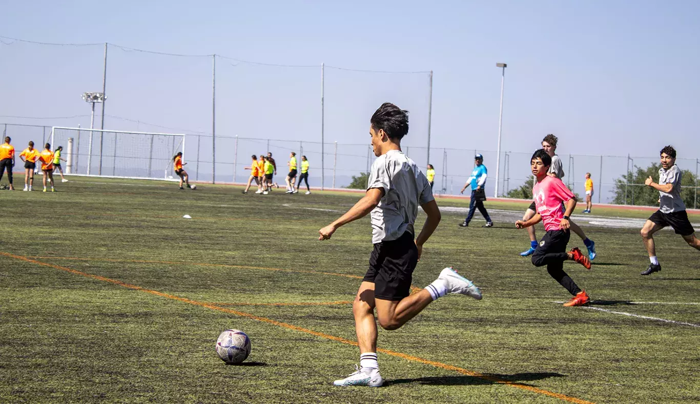 alumnos-compitiendo-en-futbol