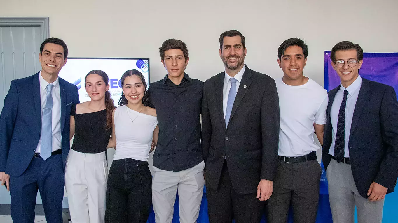 Alumnos y director del Tec de Monterrey campus Saltillo.