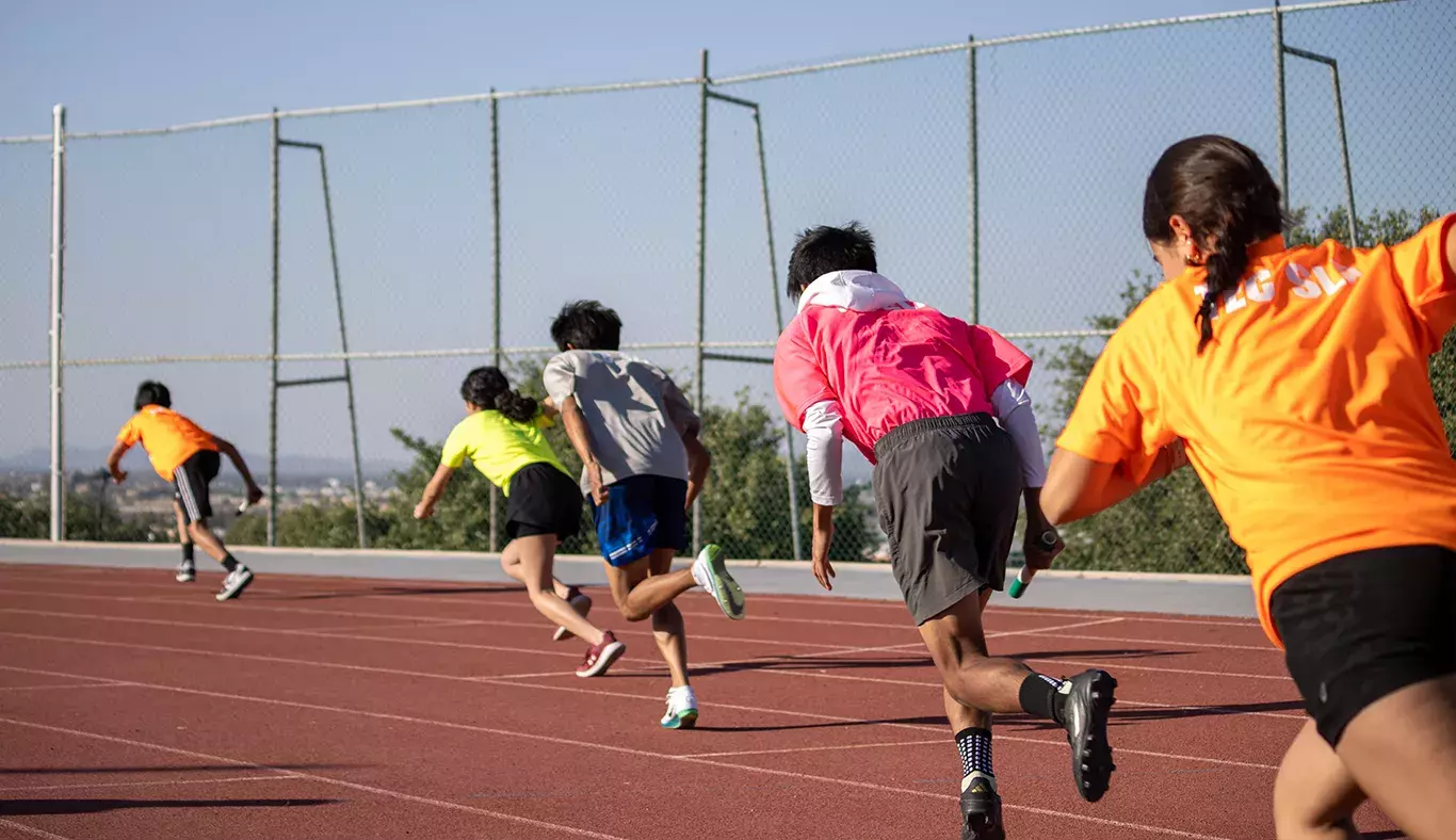 alumnos-en-competencia-de-atletismo