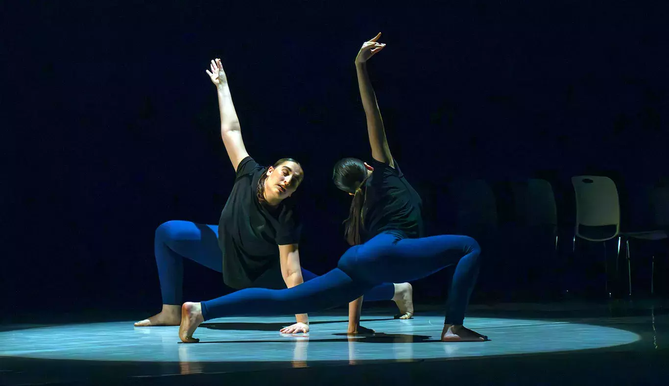 Iluminan a bailarinas del Tec de Monterrey campus Laguna en el teatro Isauro Martínez