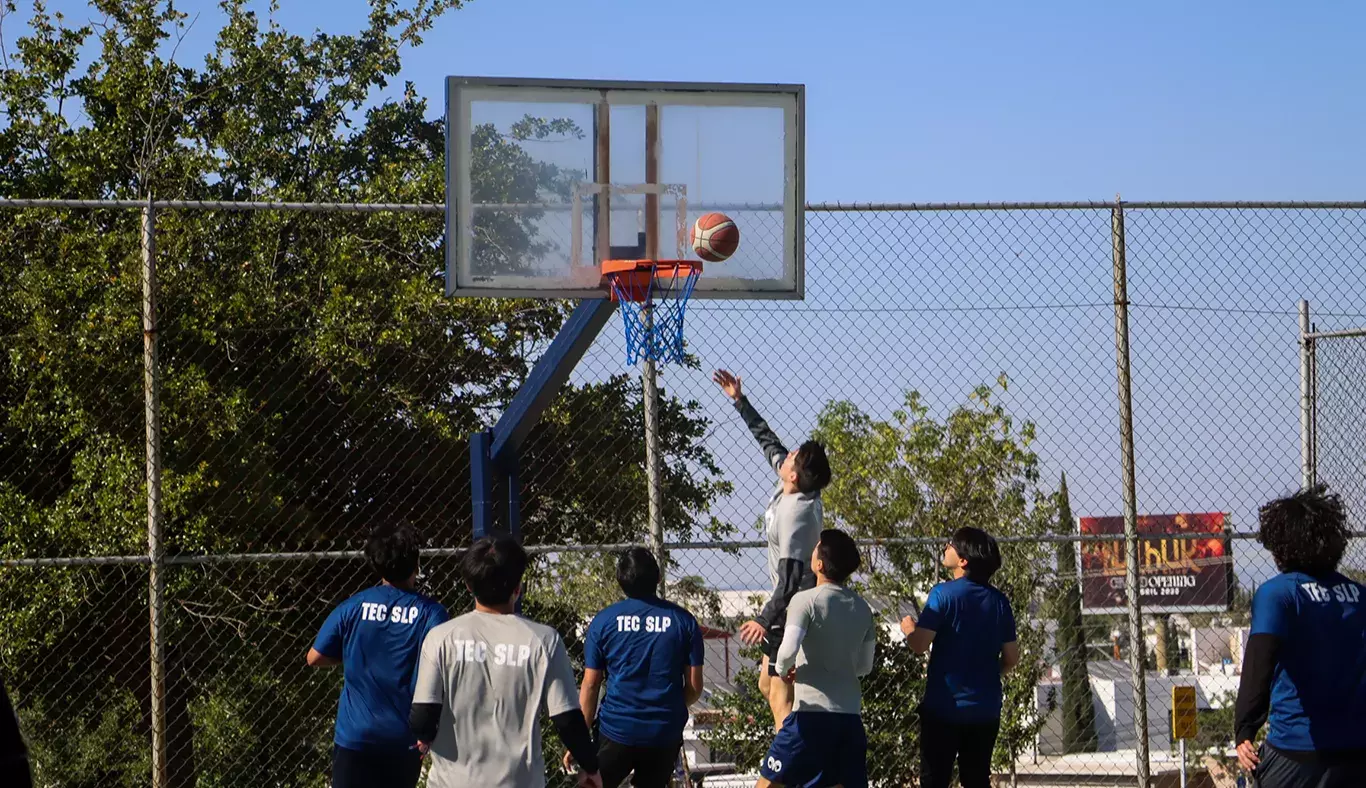 competencia-de-basquetball-entre-negocios-e-ingeniería