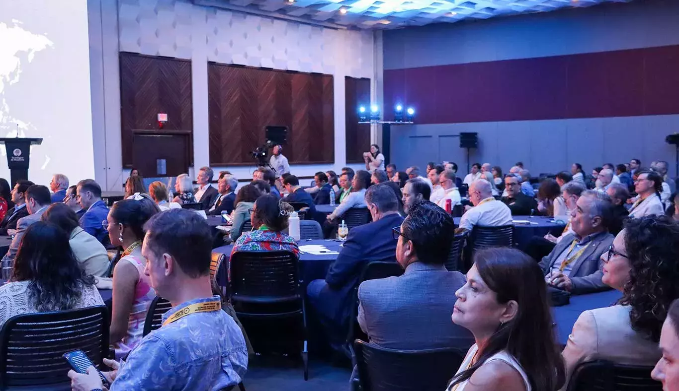 Asistentes acuden a las charlas en el Centro de Congresos.