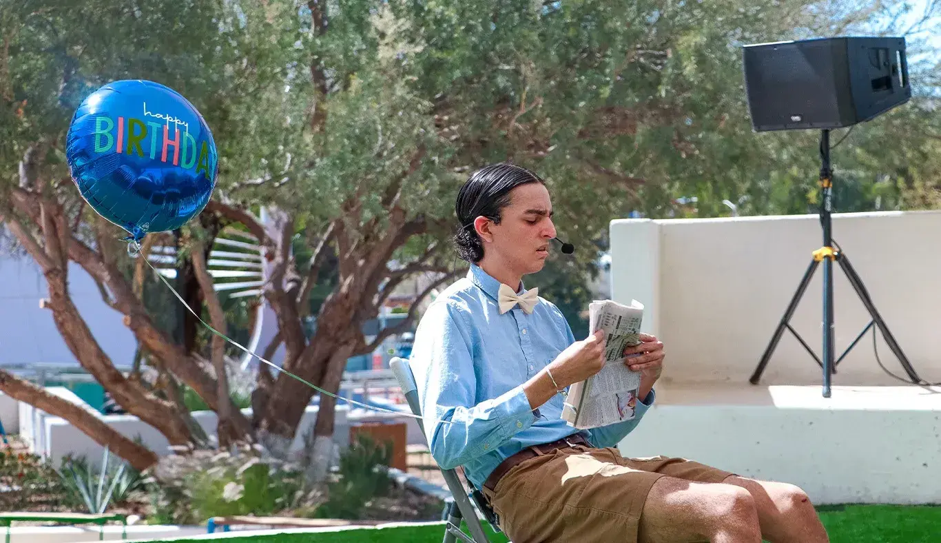 Actor en escena en escenario exterior